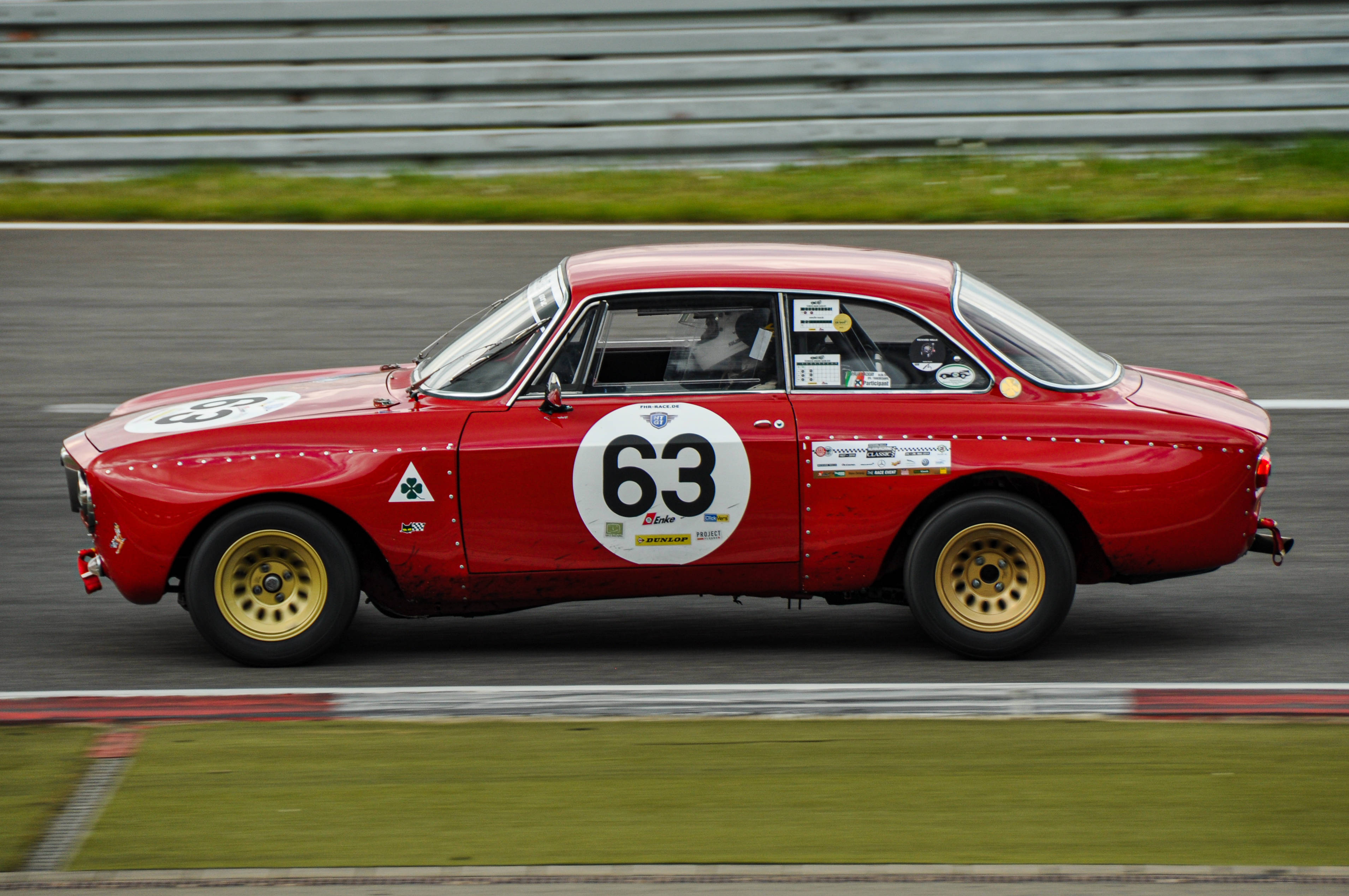 "Sẵn Sàng, Đặt Cọc, Đua! Alfa Romeo GTA Ra Đường Đua" Hình nền