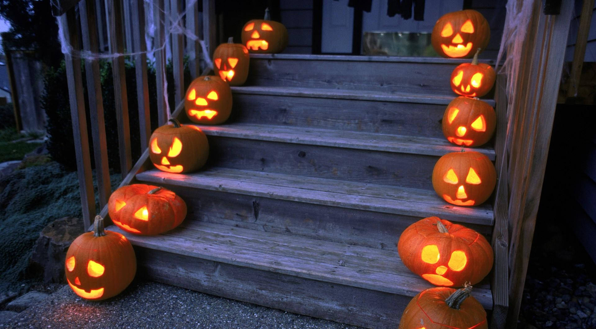 Sẵn sàng cho một Halloween ma quái và thú vị tại ngôi nhà ma ám này! Hình nền