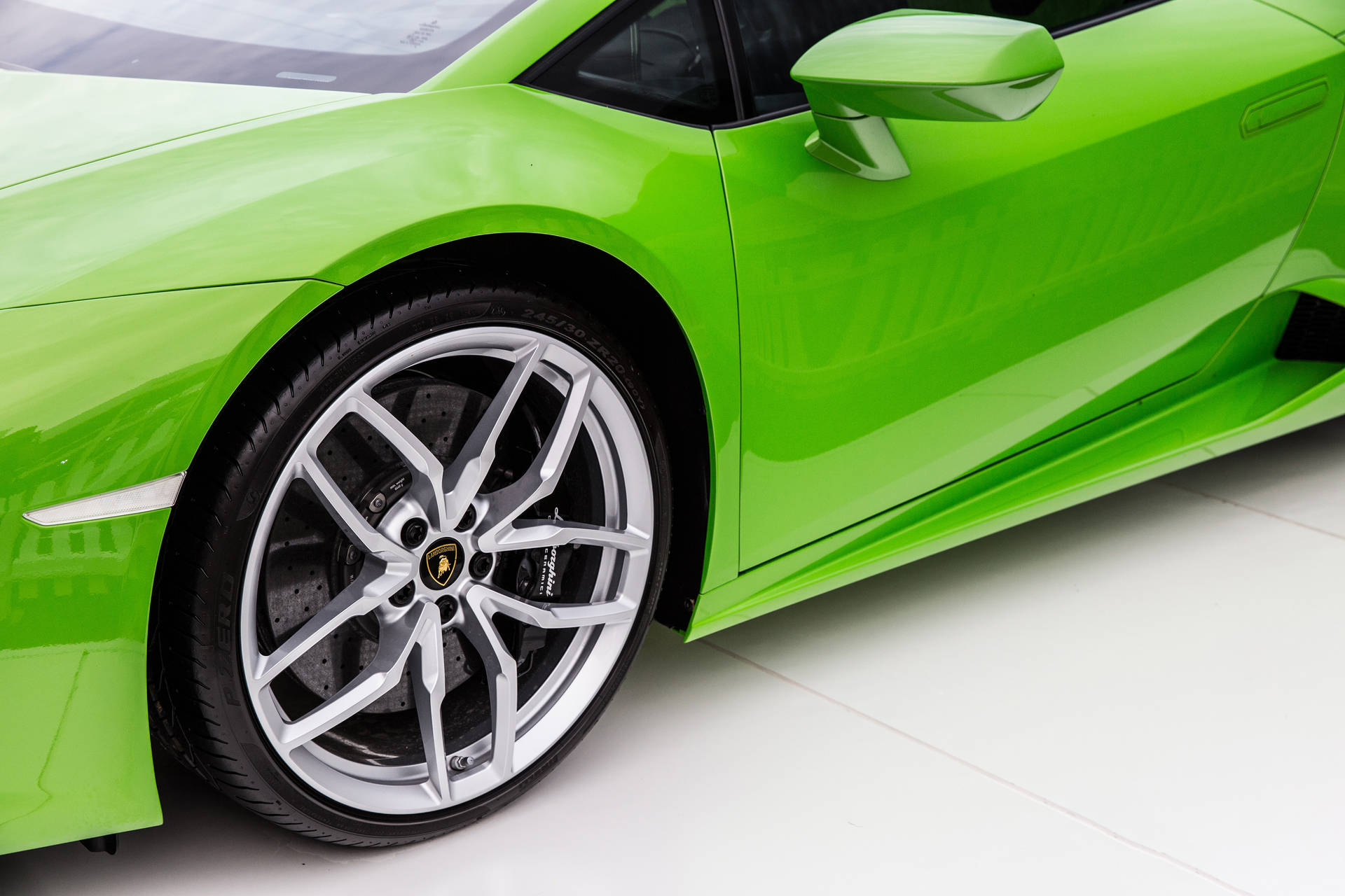 Hình nền cận cảnh bánh xe Lamborghini xanh.