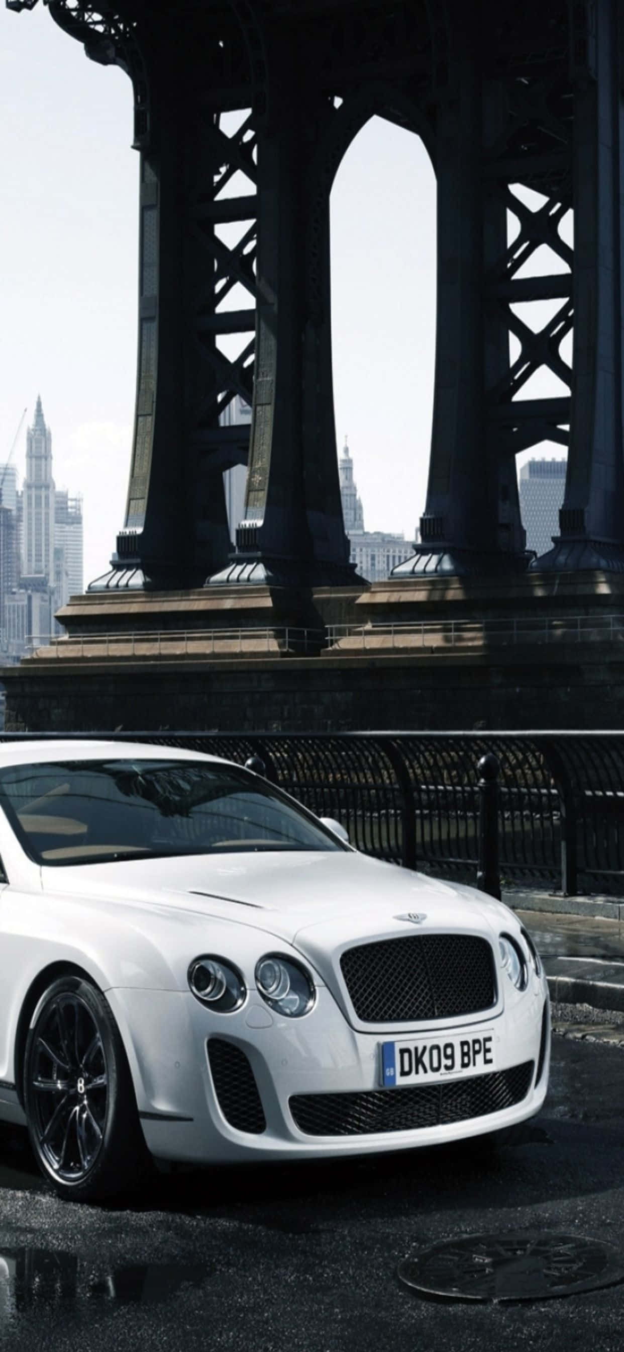 Sang trọng kết hợp công nghệ trong bức ảnh Bentley và iPhone Xs Max. Hình nền