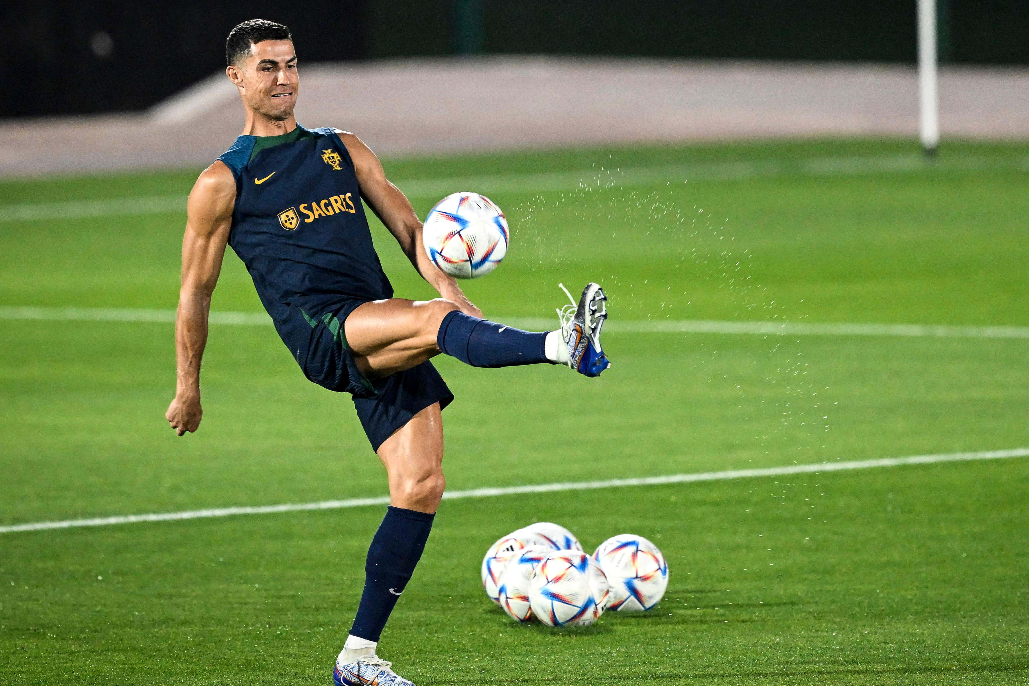 Siêu sao bóng đá Cristiano Ronaldo khoe tài năng Hình nền