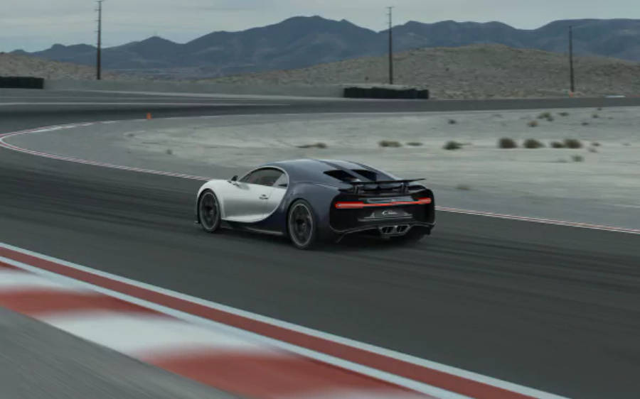Siêu xe Bugatti Chiron trắng trên đường đua 4K Hình nền