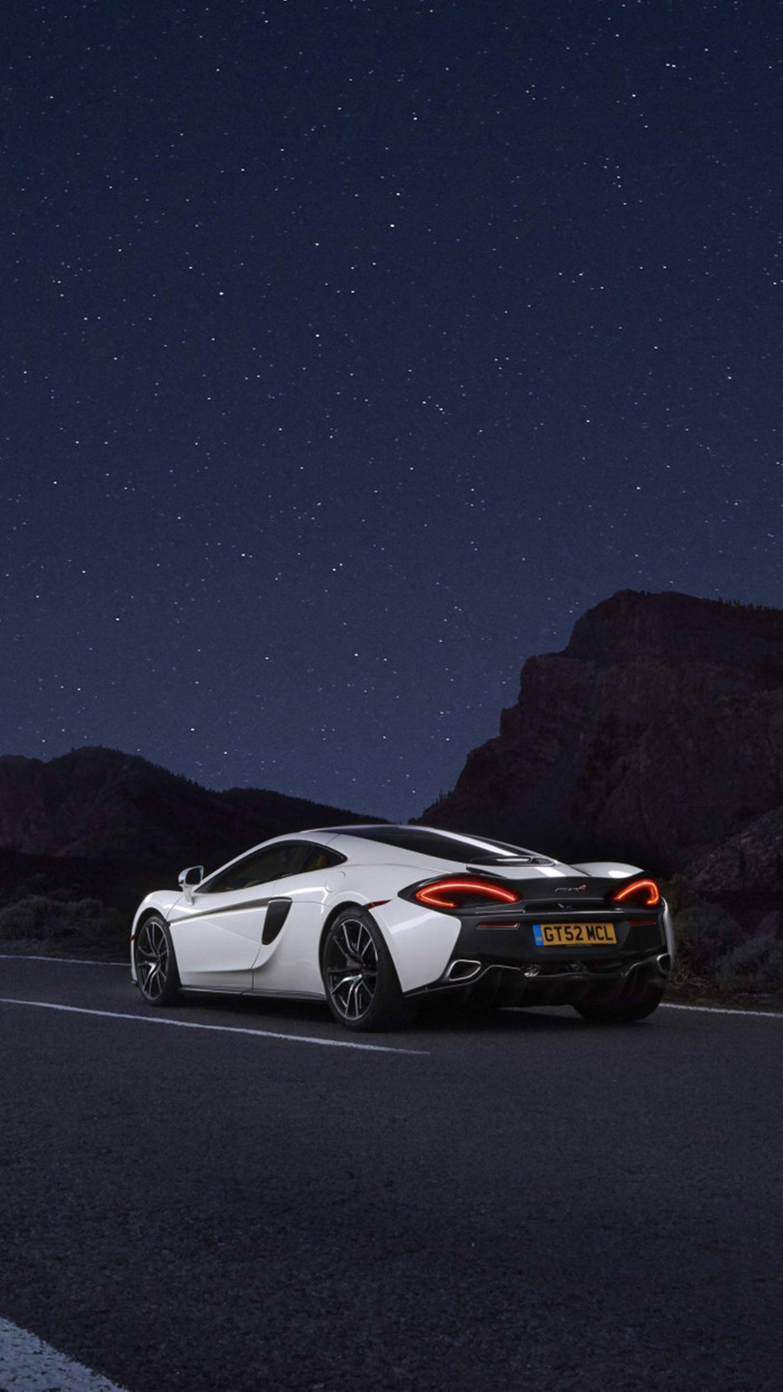 Siêu xe McLaren trắng nổi bật trên nền tối đầy phong cách Hình nền