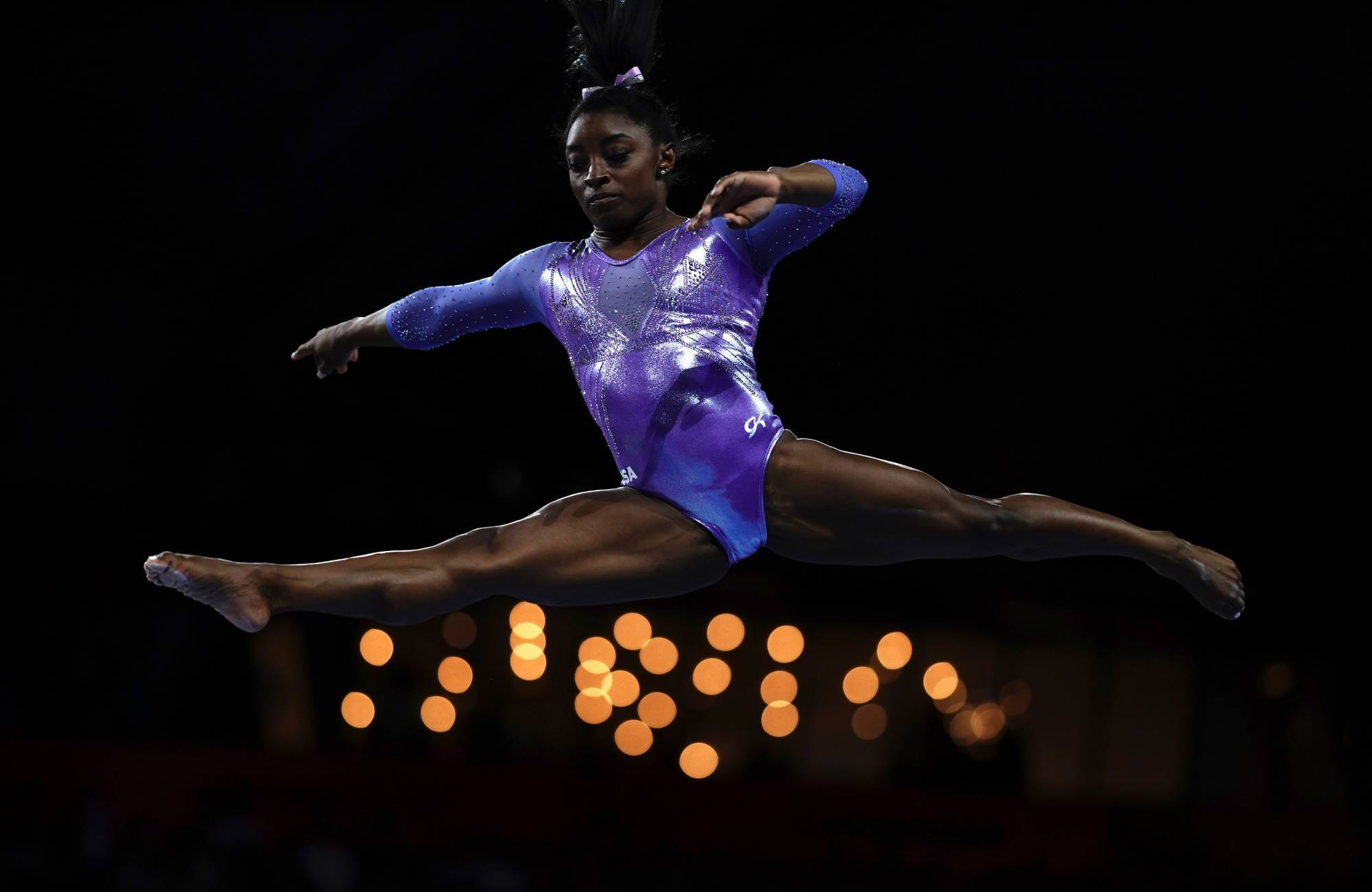 Simone Biles tách chân giữa không trung Hình nền