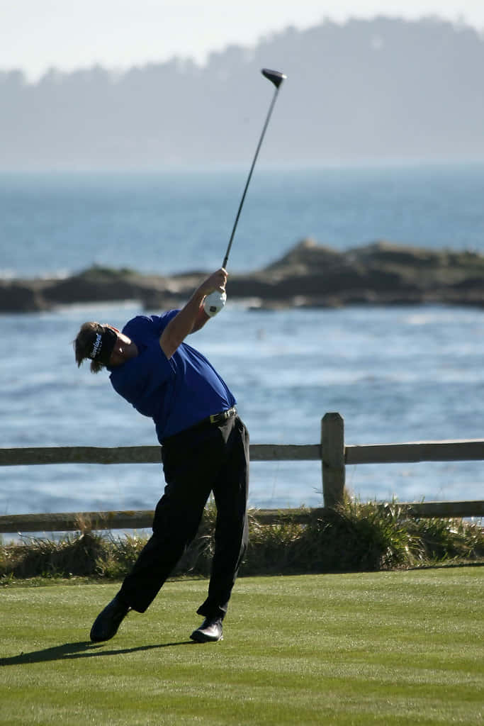 Steve Lowery đánh golf giữa cú swing Hình nền