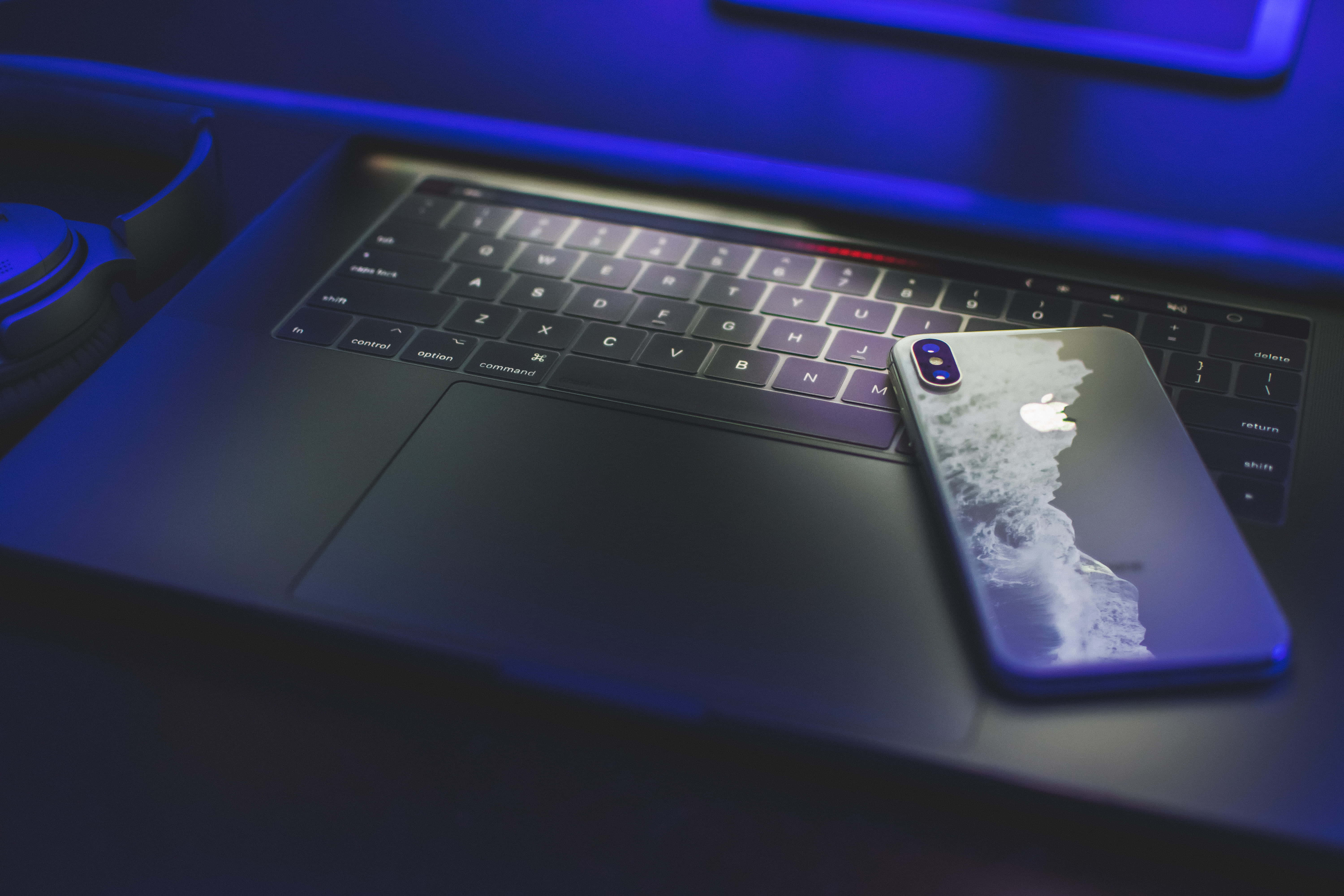Sự kết hợp hoàn hảo giữa thanh lịch và sức mạnh; Macbook thẩm mỹ! Hình nền