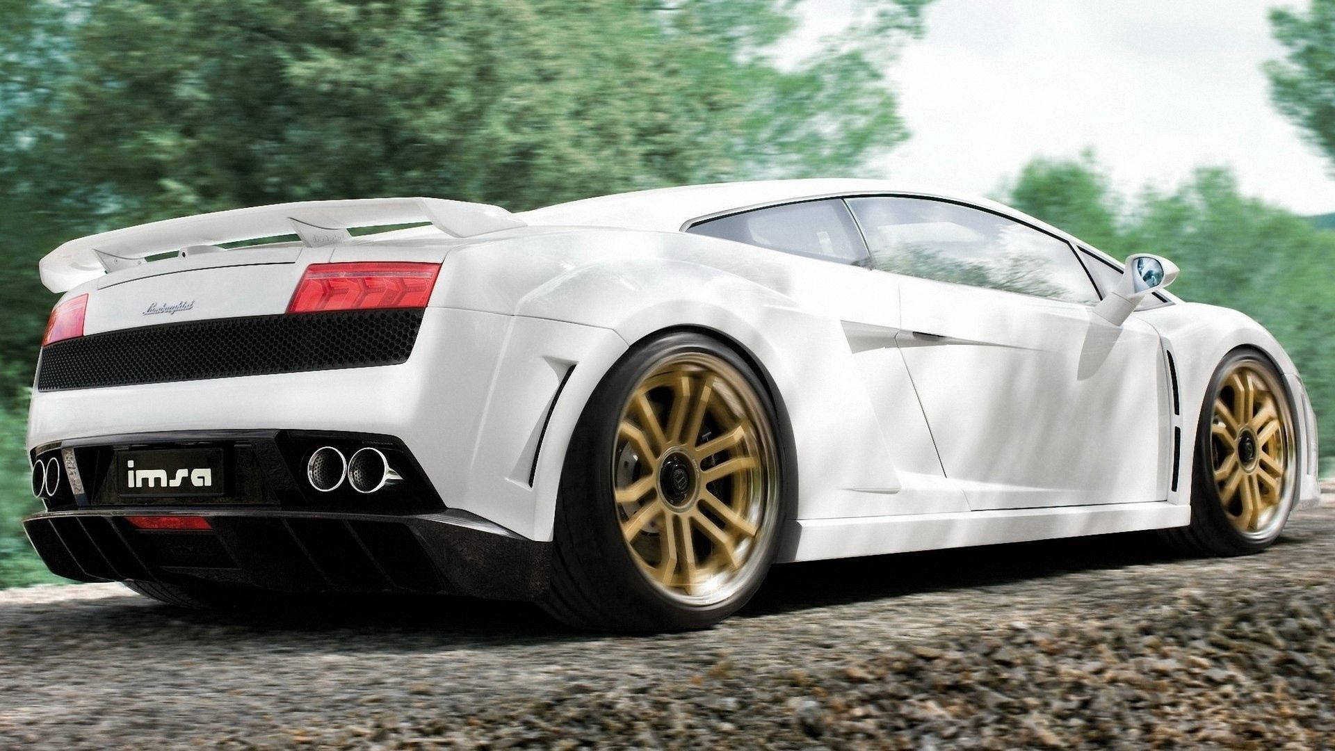 Hình nền Lamborghini trắng trên đường với cây cối.