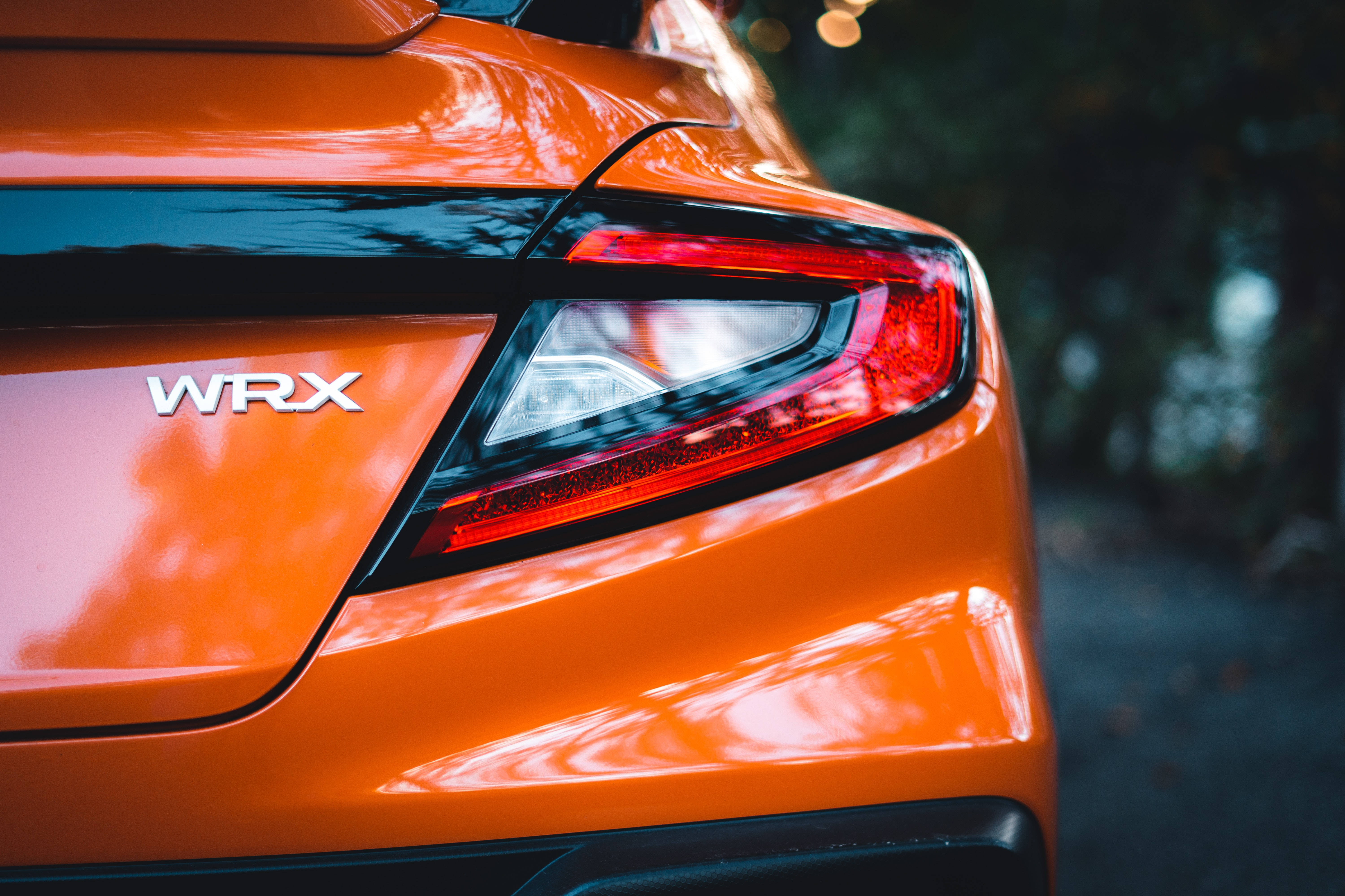 Subaru WRX STI màu cam bóng 4K Hình nền