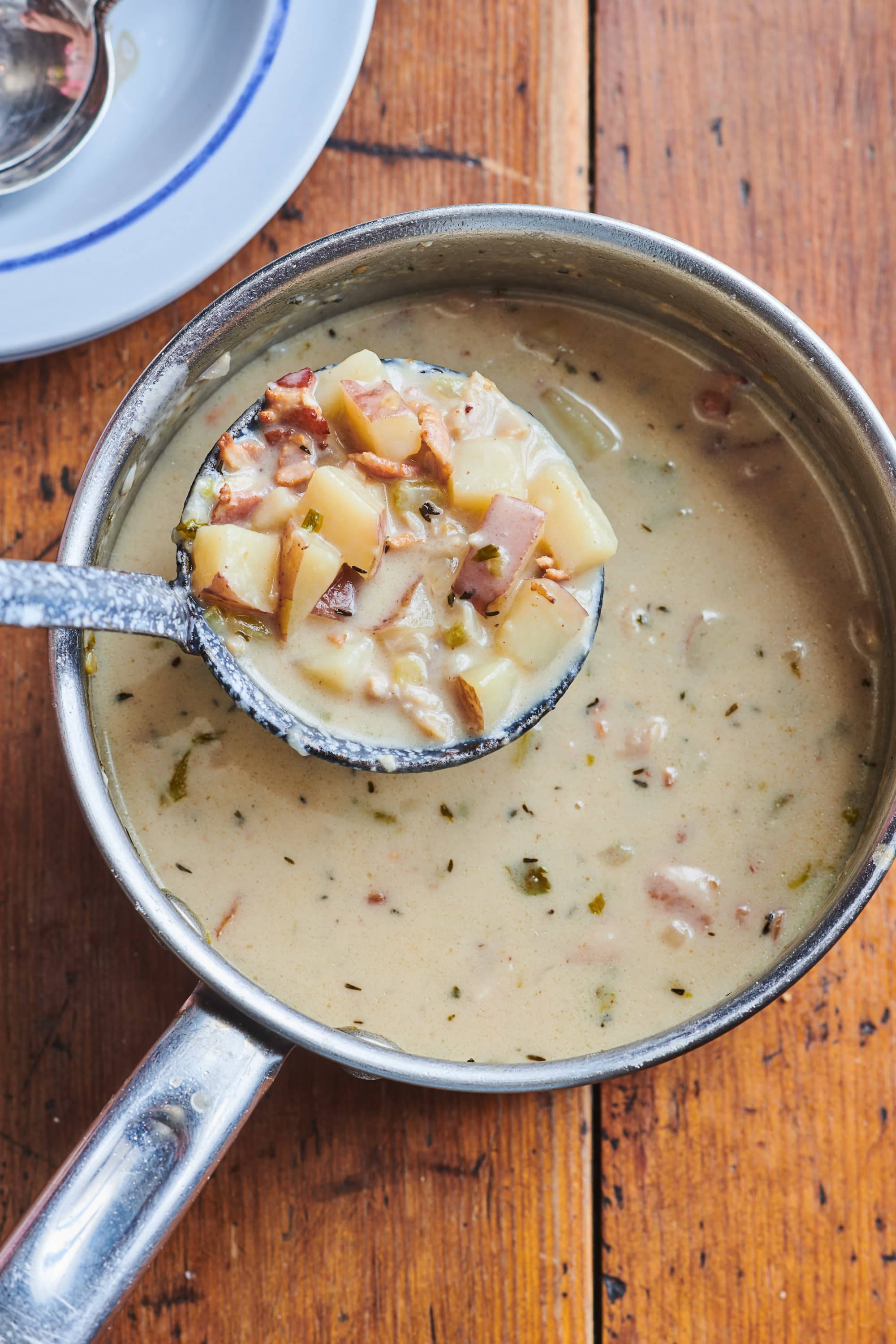 Súp Clam Chowder New England Trong Muỗng Bạc Hình nền