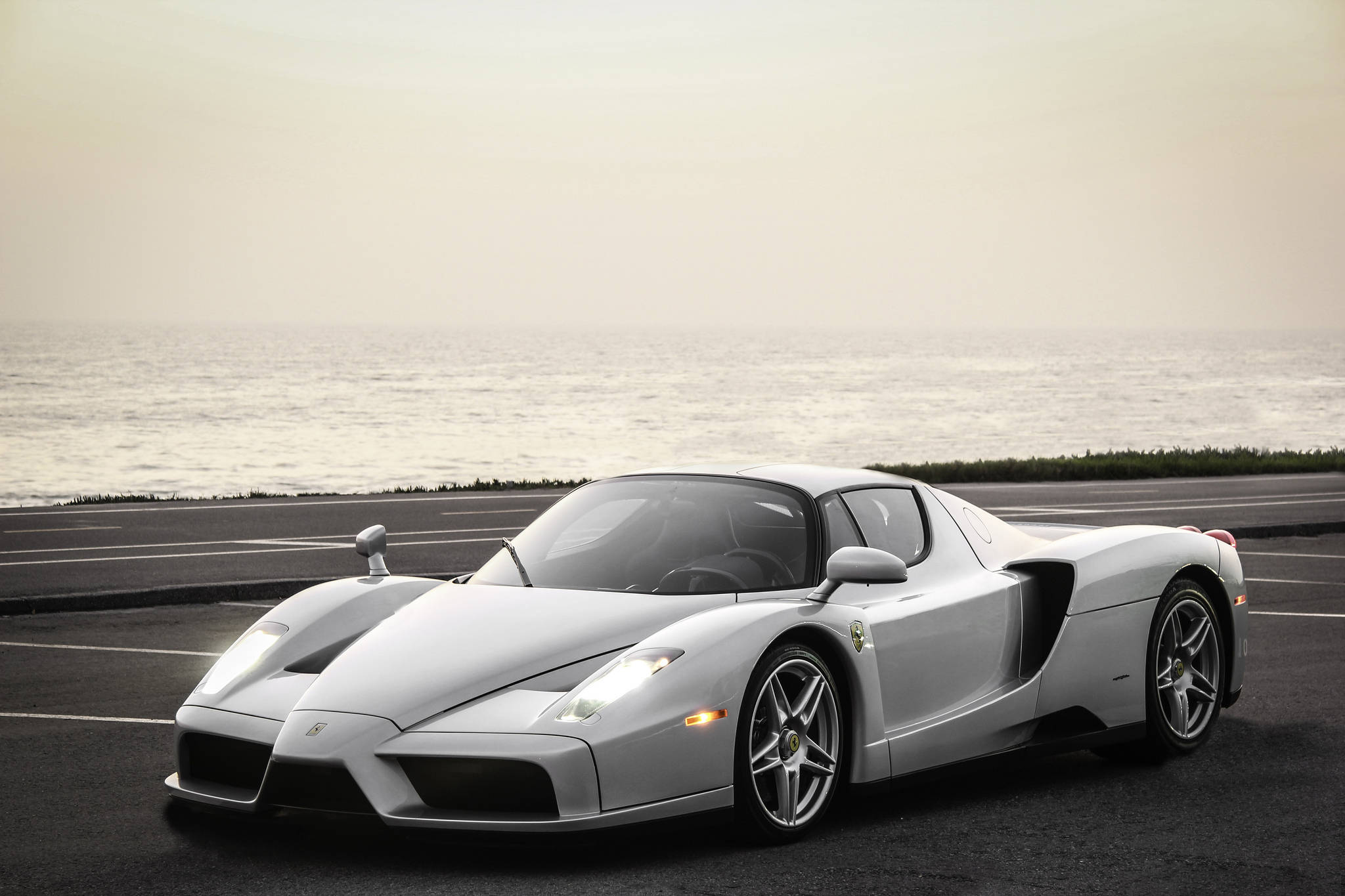 Tận hưởng cảm giác lái một chiếc Ferrari sang trọng Hình nền