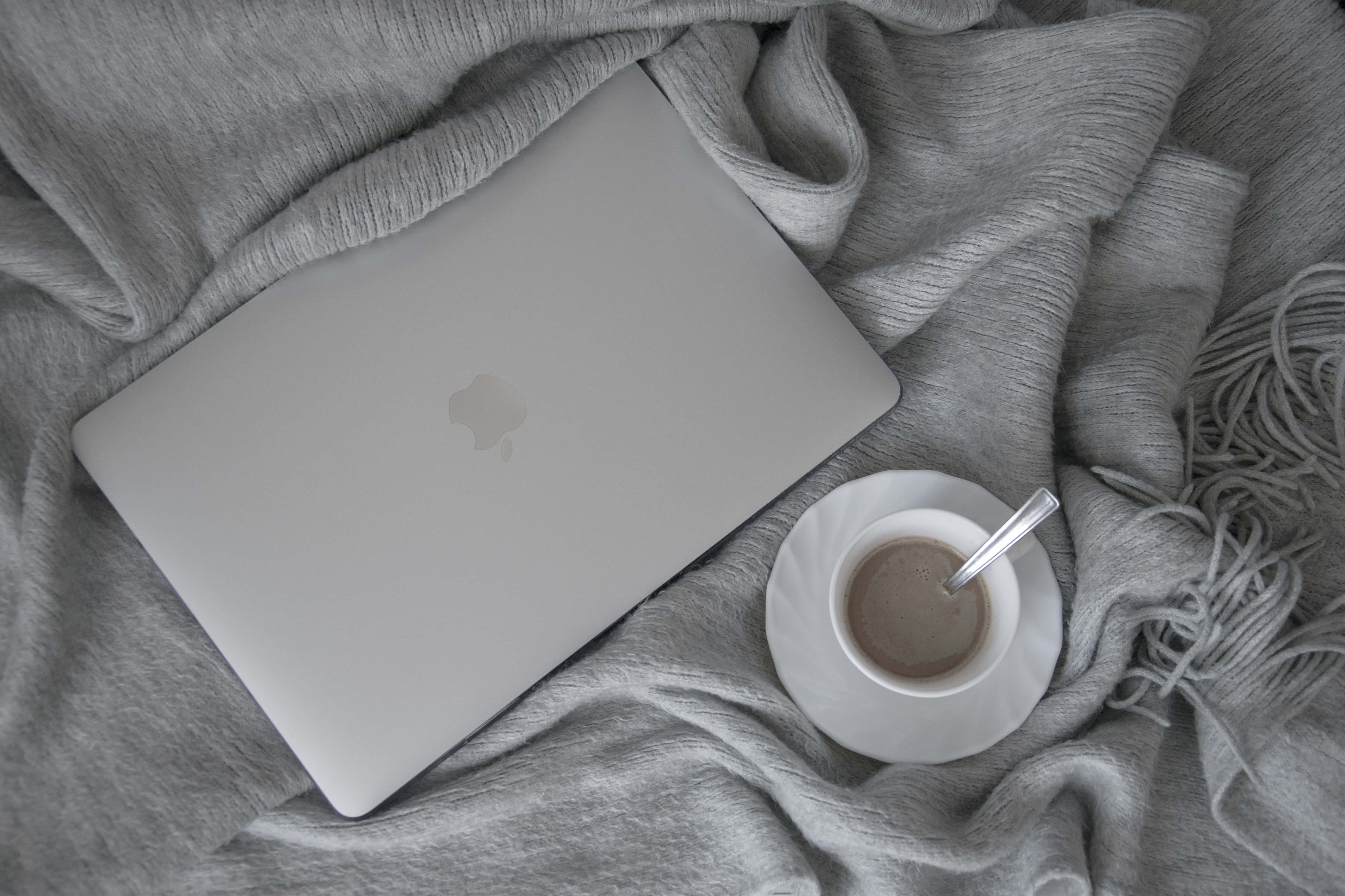 Tận hưởng khung cảnh tuyệt đẹp của một chiếc Macbook thẩm mỹ Hình nền