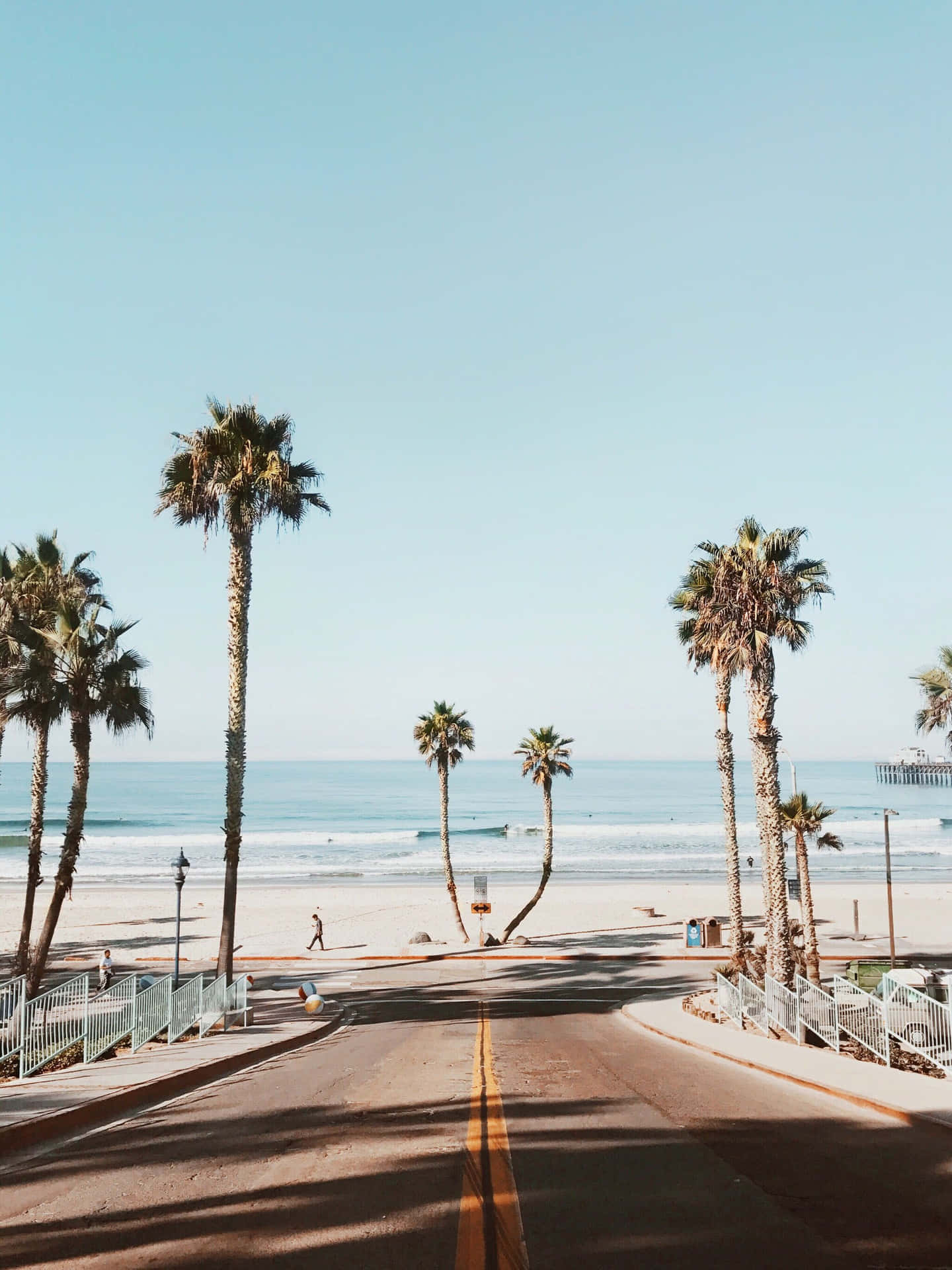 Tận hưởng một ngày đẹp như tranh vẽ trên bờ biển California vào mùa hè Hình nền