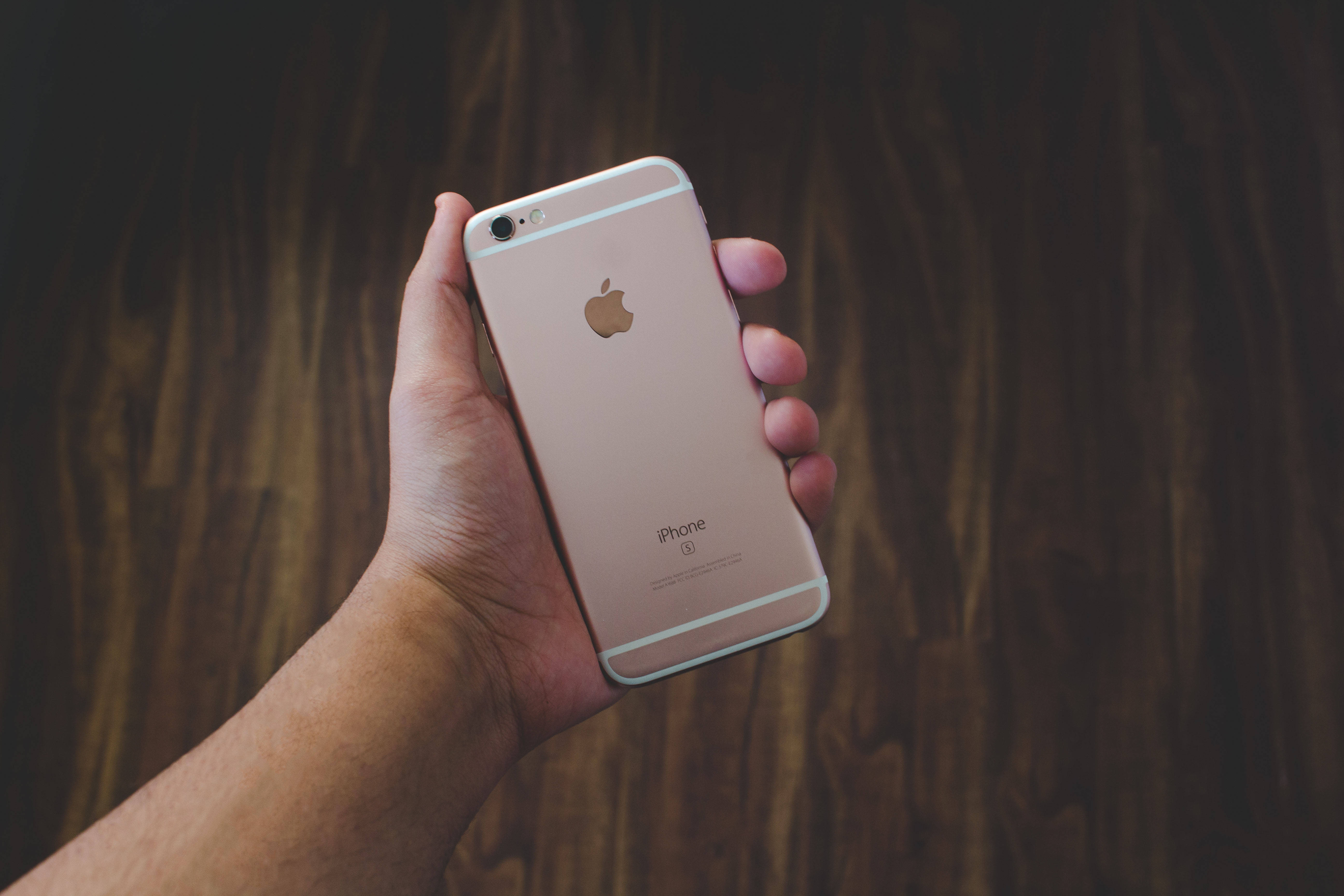 Tay cầm iPhone 6 vàng hồng Hình nền