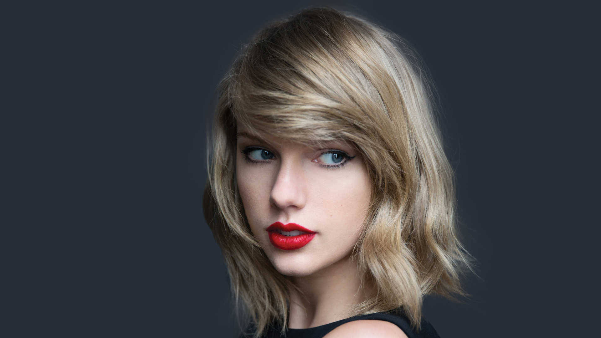 Hình nền Taylor Swift ánh nhìn ngây thơ phong cách tối giản.