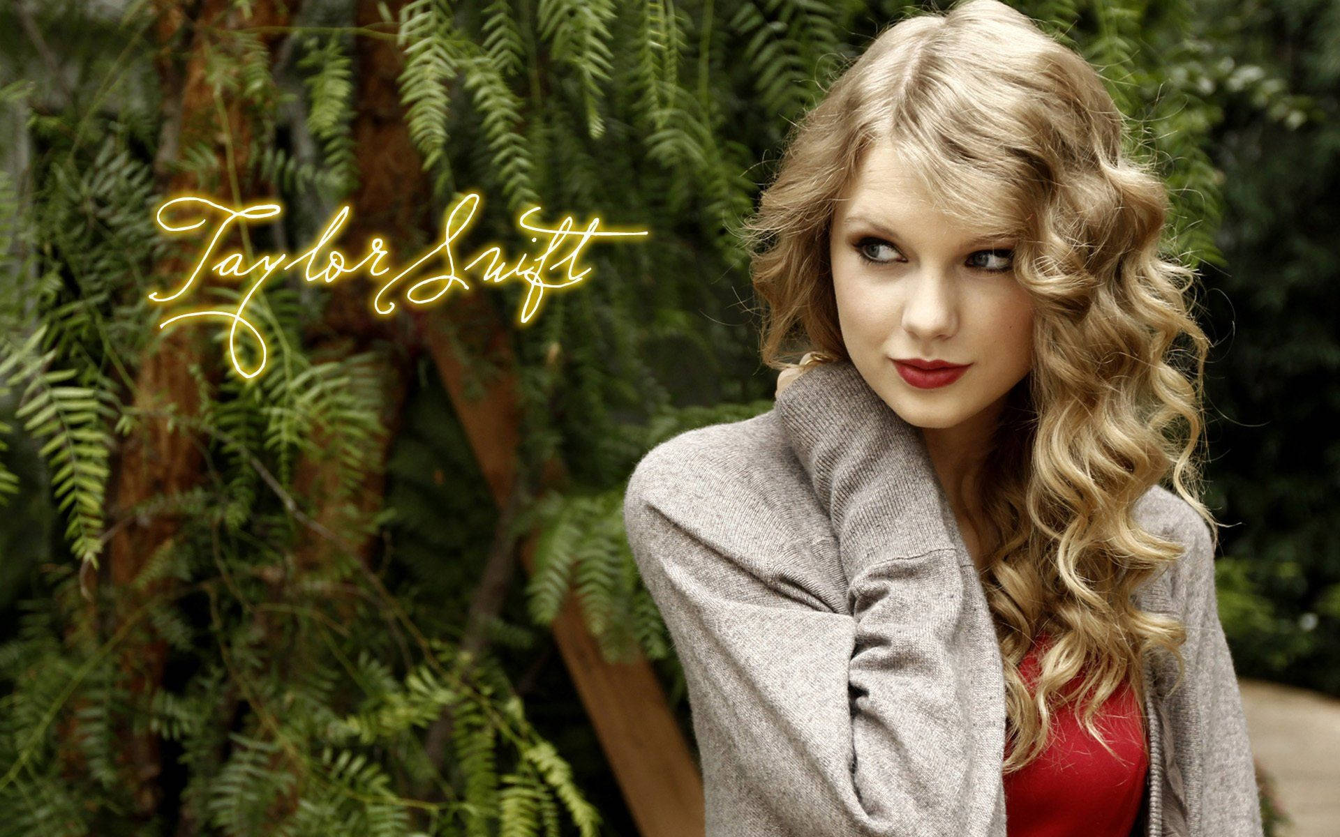 Bộ sưu tập âm nhạc Taylor Swift với cô ấy nhìn sang một bên.