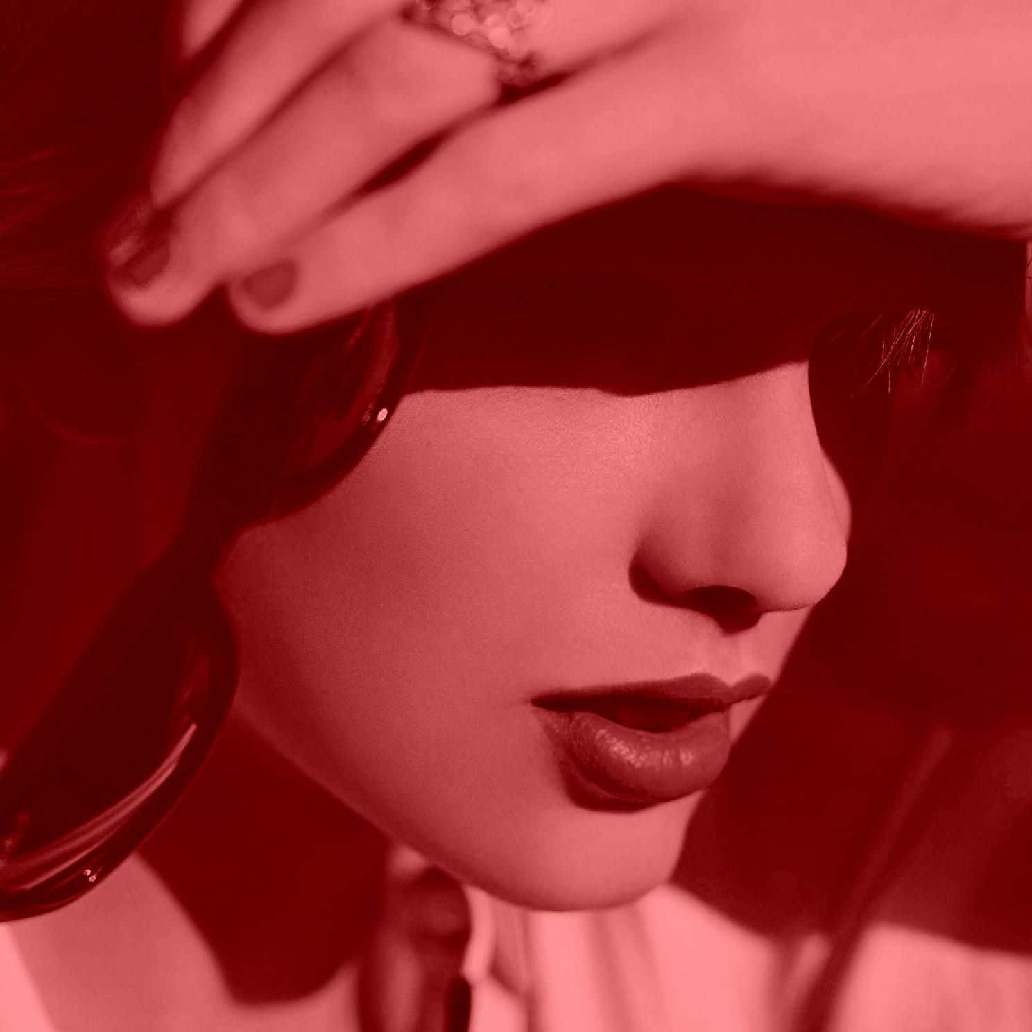 Taylor Swift chia sẻ ảnh bìa album tái thu âm "Red Taylor's Version" của cô. Hình nền