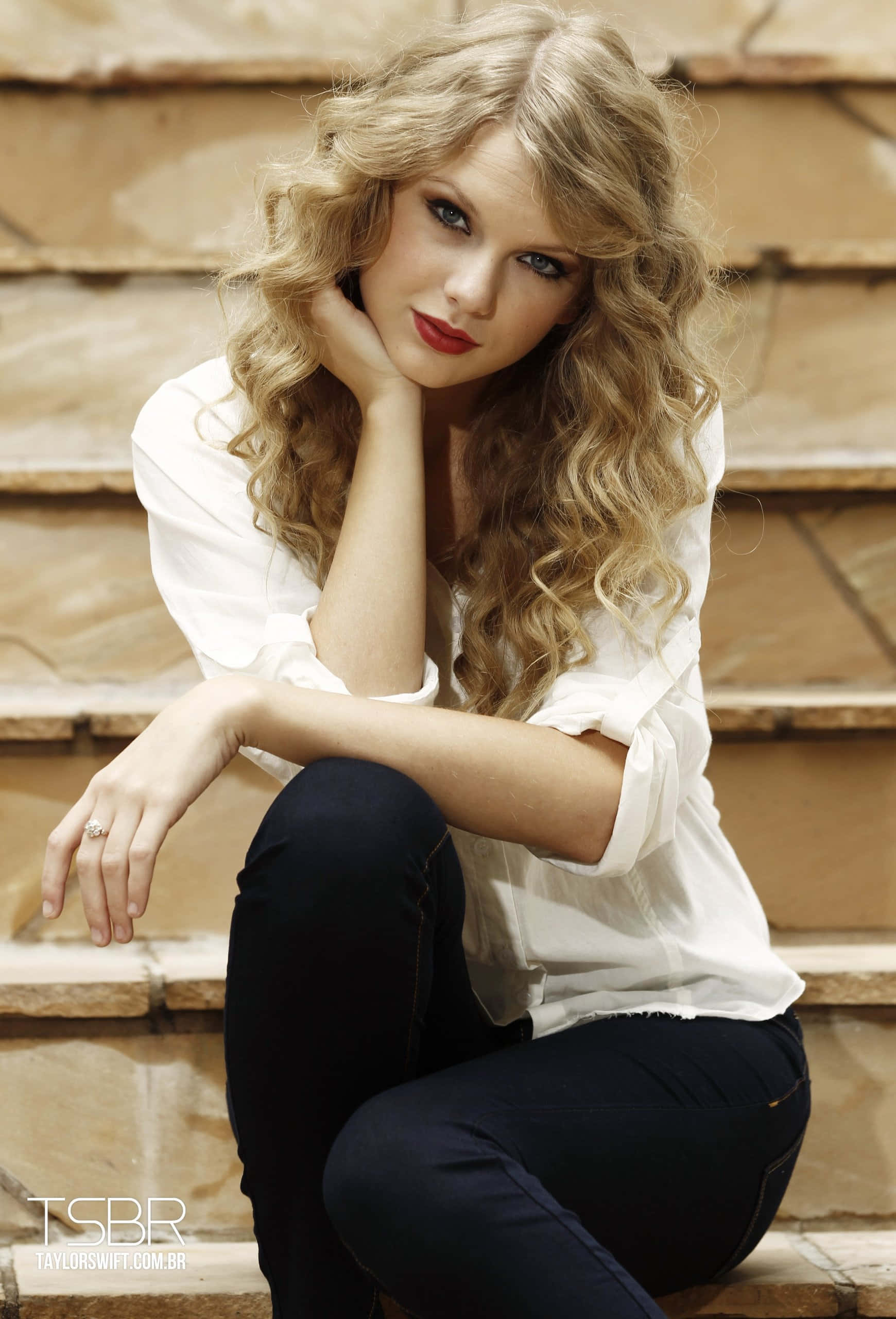 Taylor Swift hát trong chiếc váy cam neon Hình nền