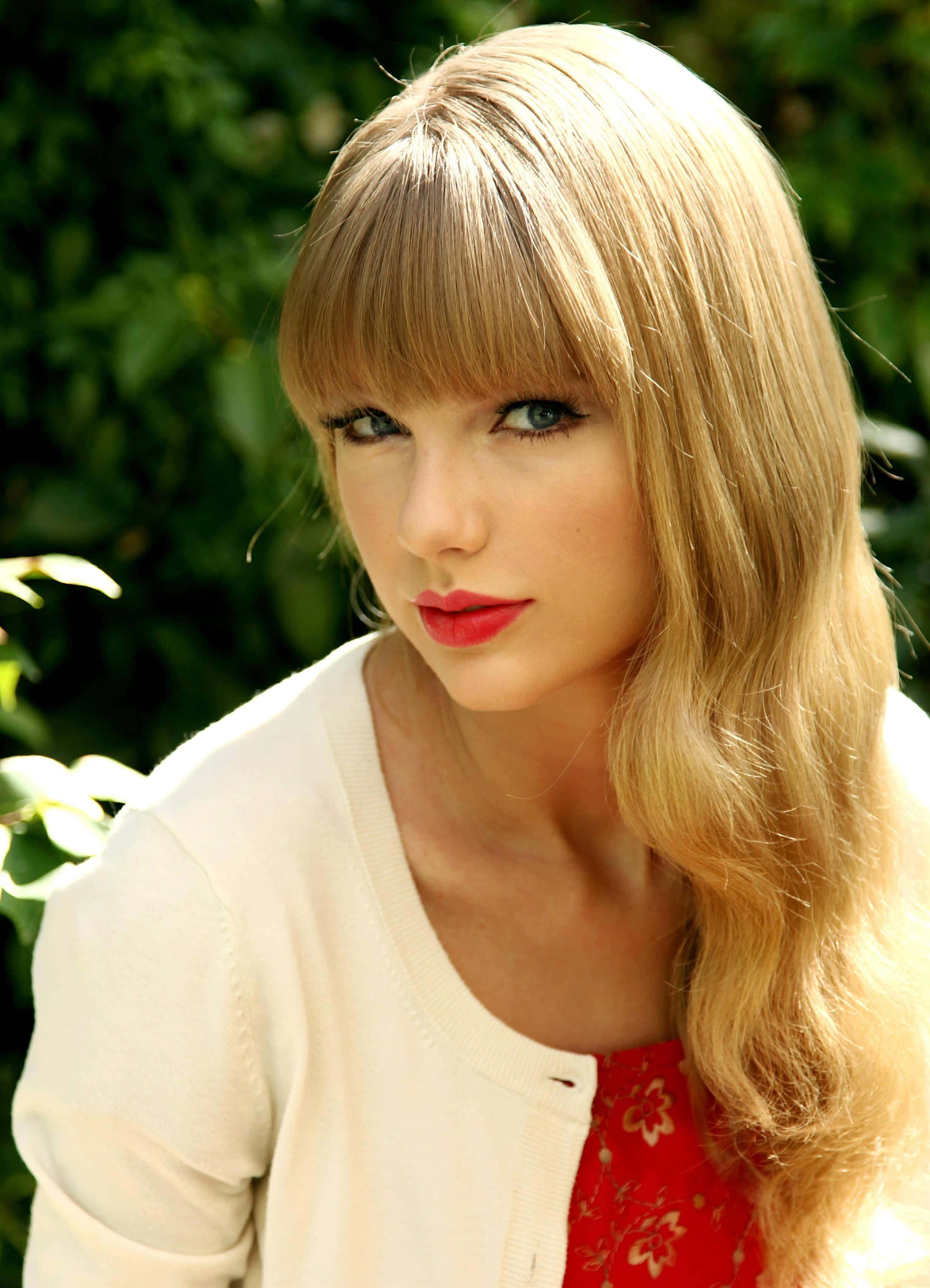 Taylor Swift lộng lẫy trong chiếc váy đỏ thanh lịch Hình nền