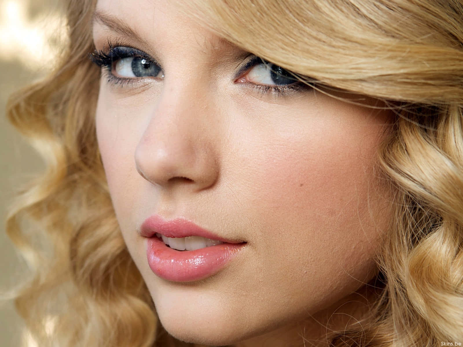 Taylor Swift qua các năm: từ hiện tượng nhạc pop đến siêu sao quốc tế Hình nền