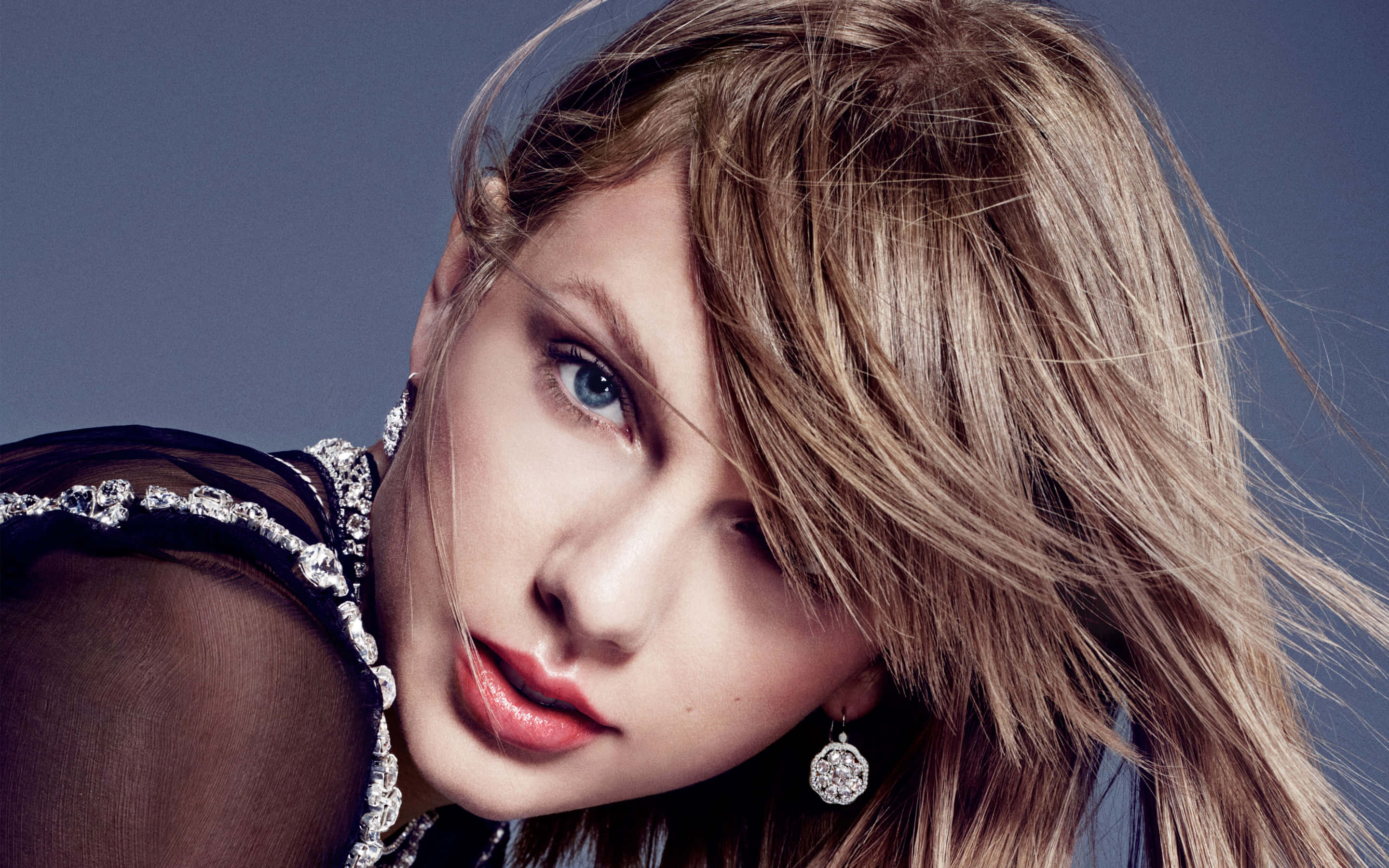 Taylor Swift sải bước trên sàn diễn thời trang, tự tạo nên buổi trình diễn thời trang riêng Hình nền
