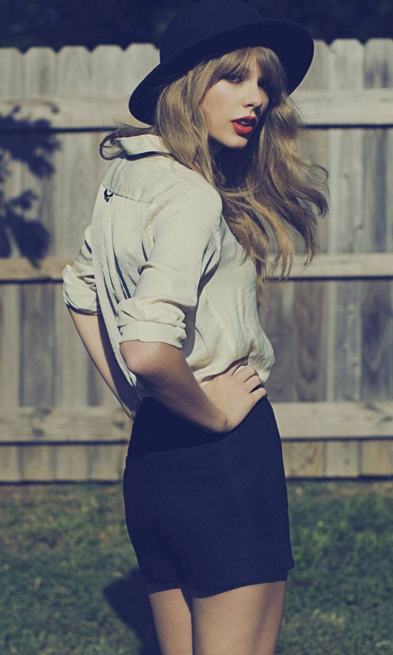 Hình nền HD ca sĩ Hollywood Taylor Swift đội mũ ngư phủ.