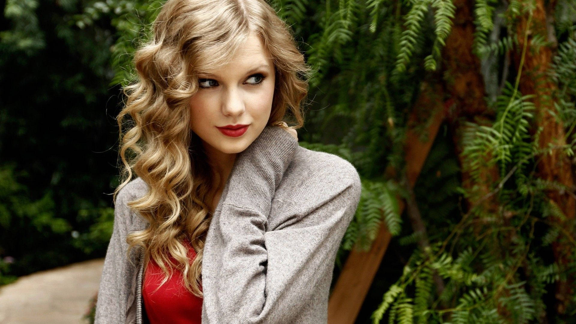 Hình nền Taylor Swift tóc xoăn dễ thương với dáng nghiêng