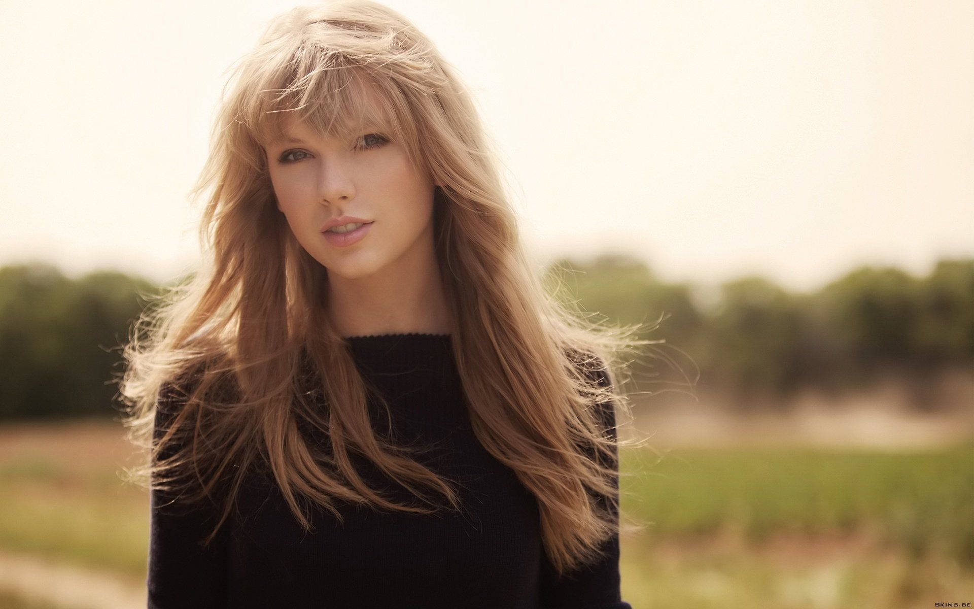 Video âm nhạc Taylor Swift với mái tóc thẳng và áo đen.