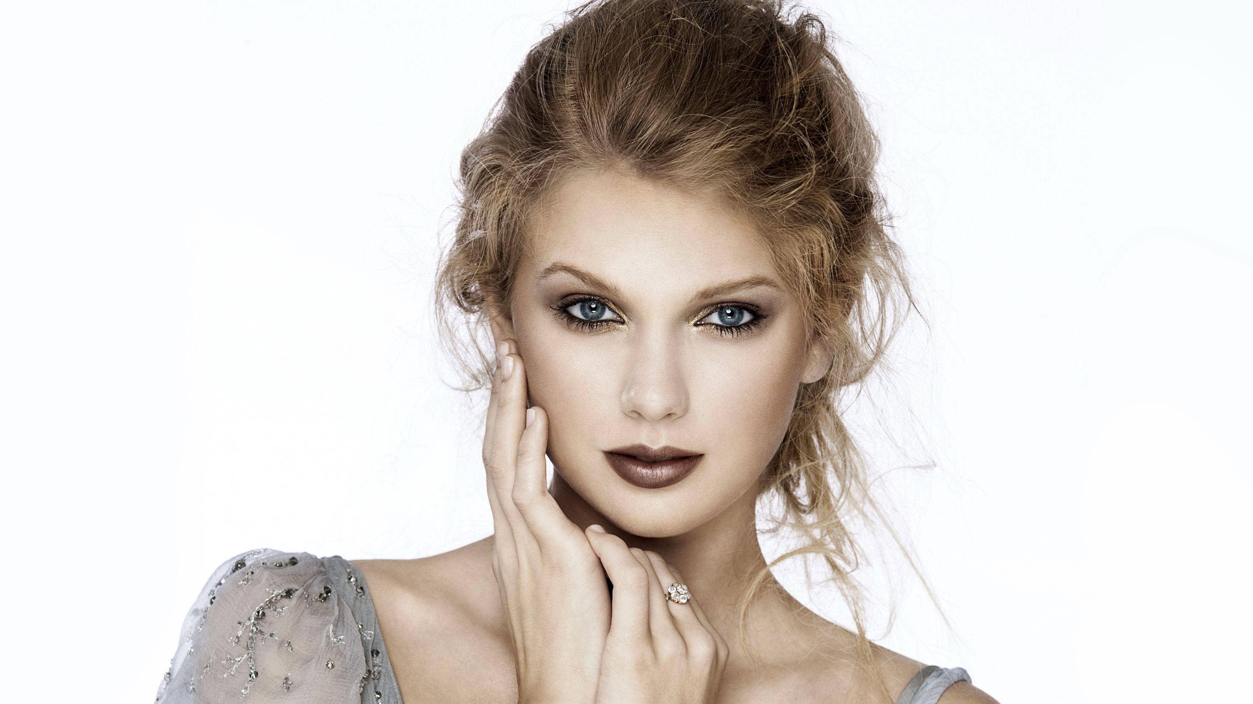 Taylor Swift tỏa sáng với phong cách trang điểm nude Hình nền