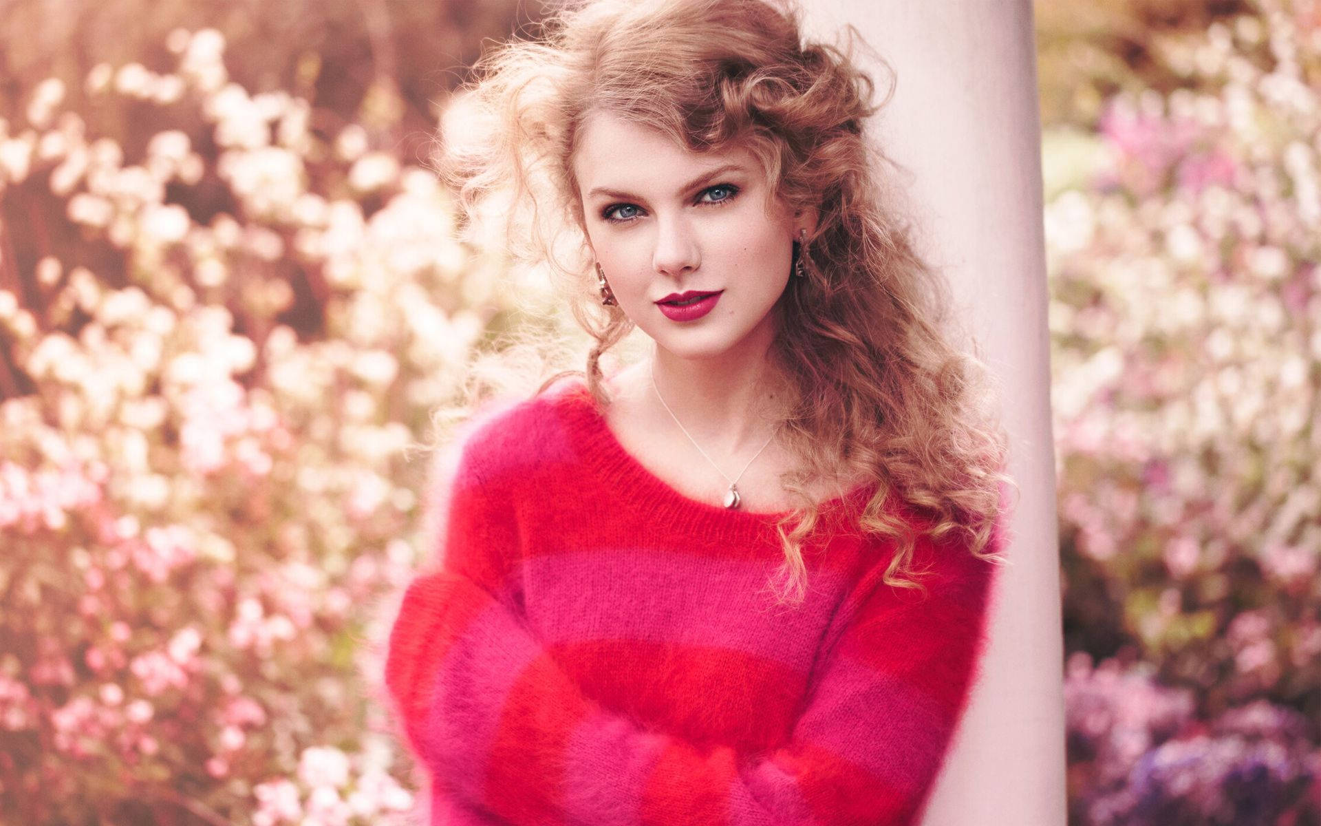Taylor Swift trình diễn trong trang phục hồng đỏ Hình nền