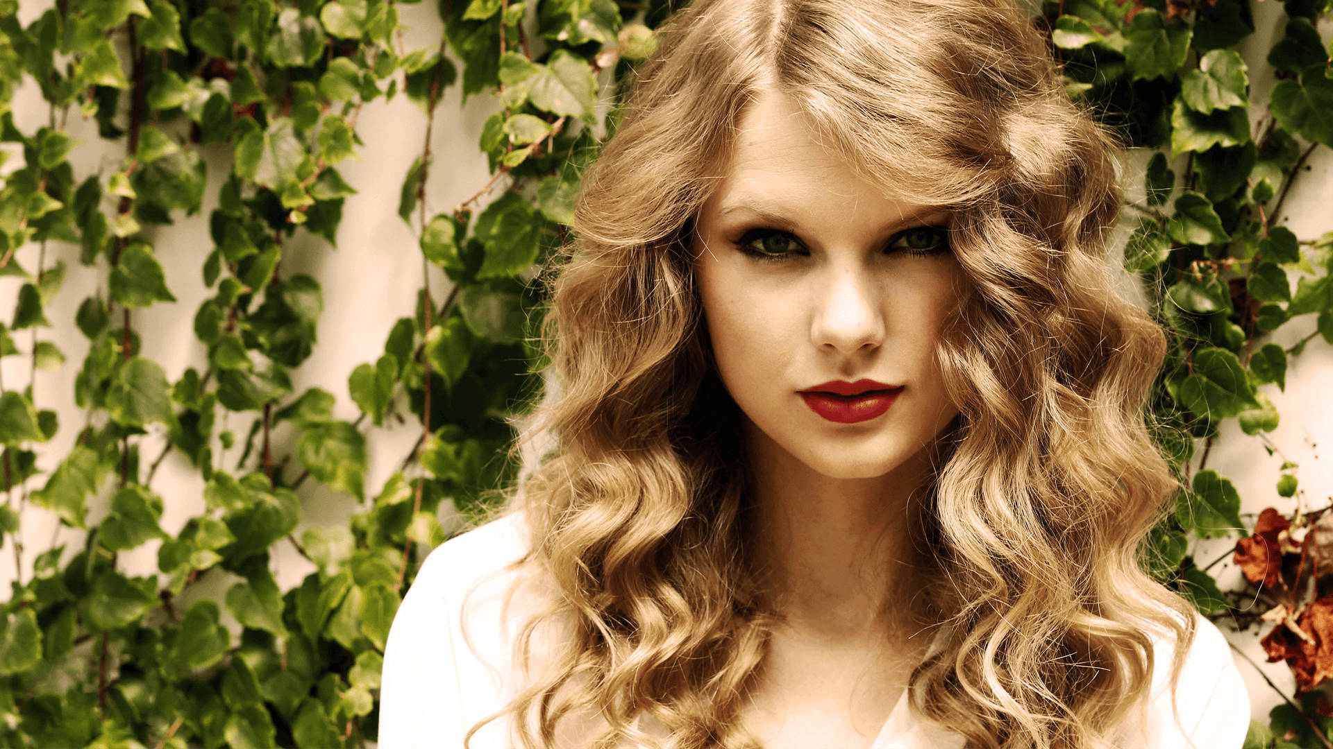 Taylor Swift với những lọn tóc xoăn đẹp như thác đổ Hình nền
