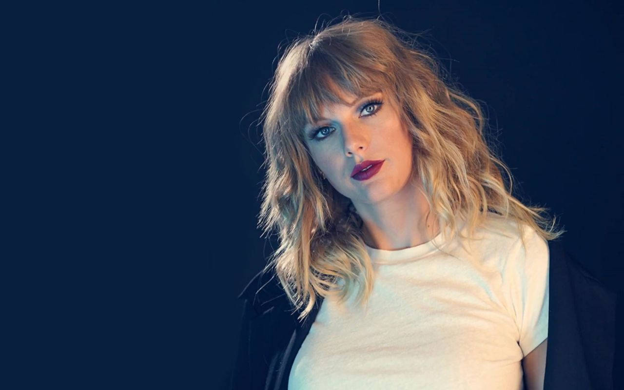 Hình nền Taylor Swift với mái tóc bù xù đẹp đơn giản.