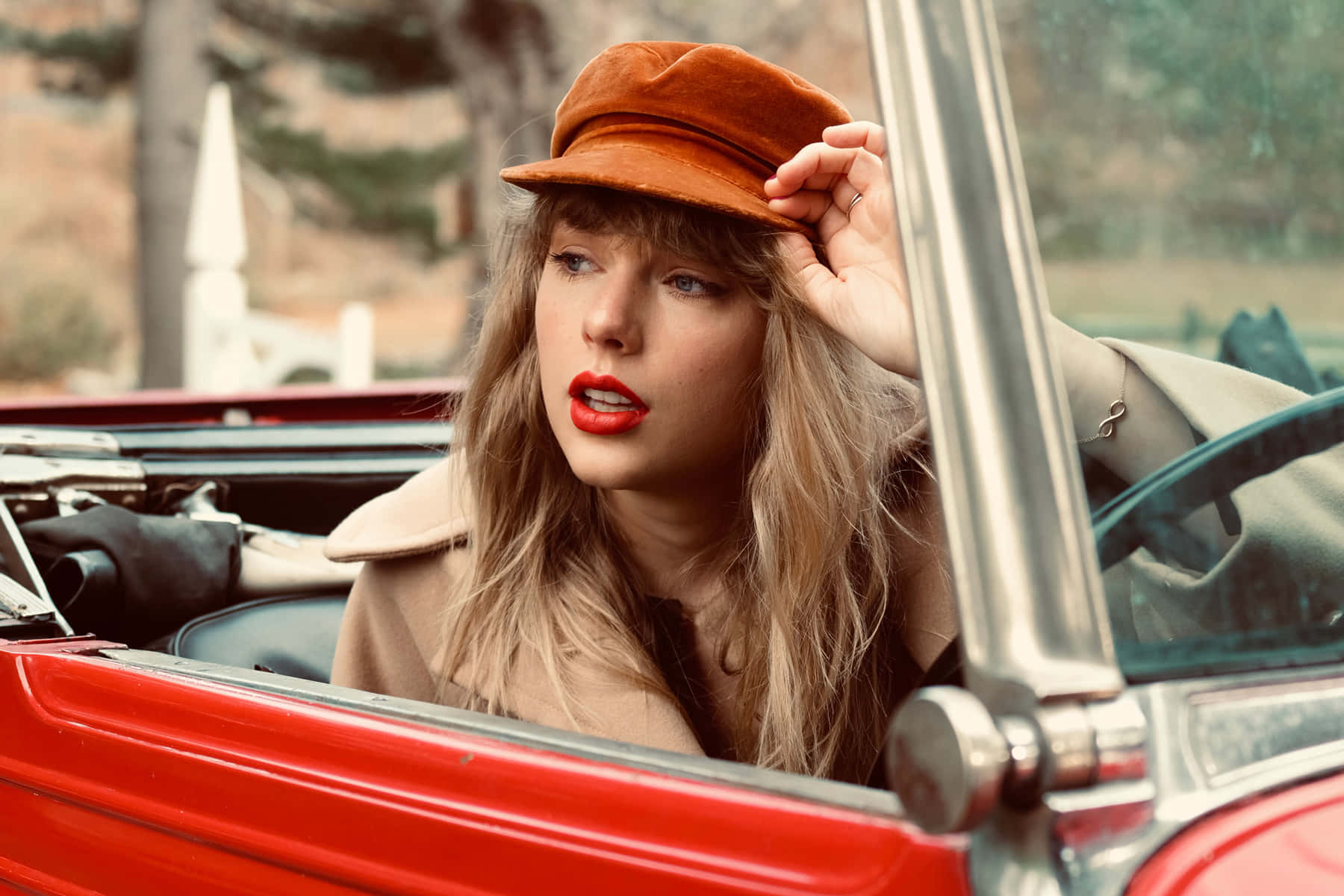 Taylor Trên Xe Mui Trần Từ Red Taylors Version Hình nền