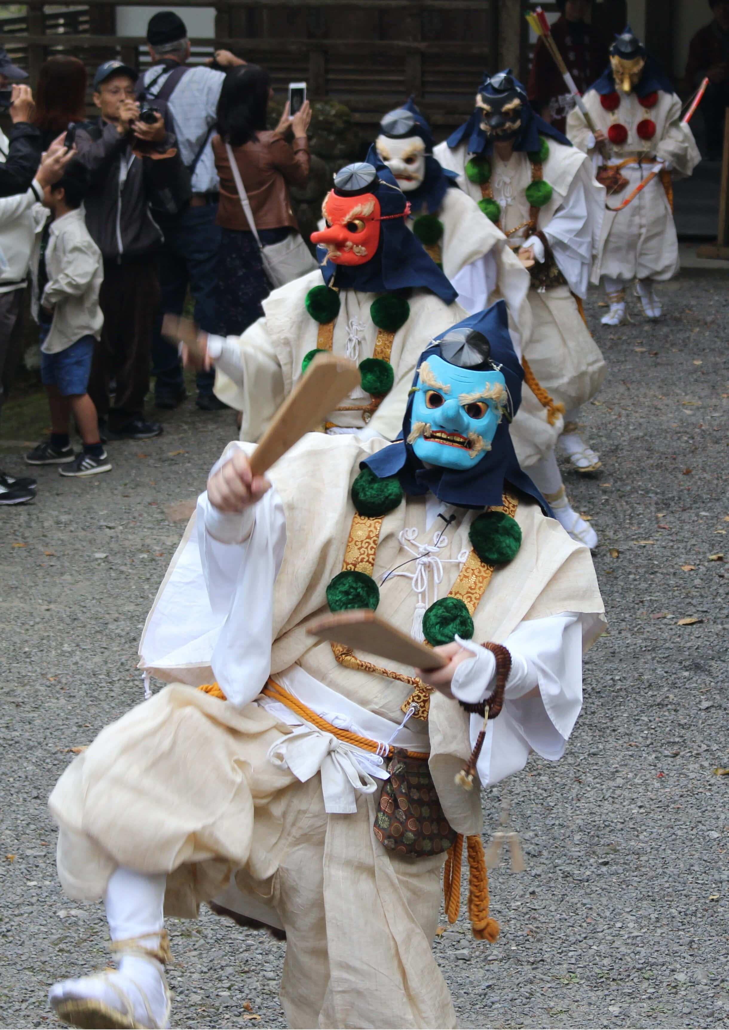 Tengu uy nghi giữa thiên nhiên Hình nền