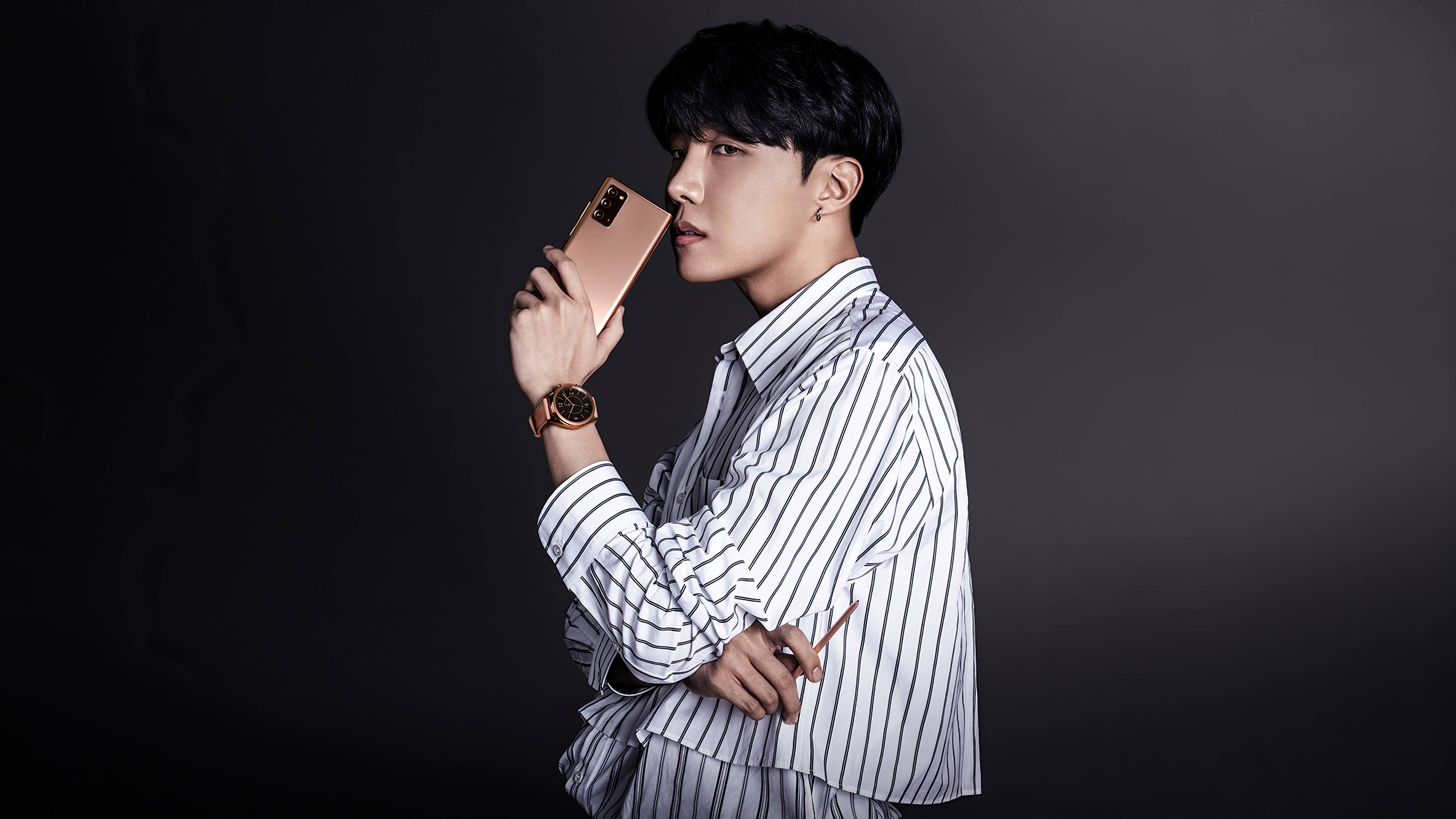 Thẩm mỹ BTS J-hope tạo dáng cùng điện thoại Hình nền