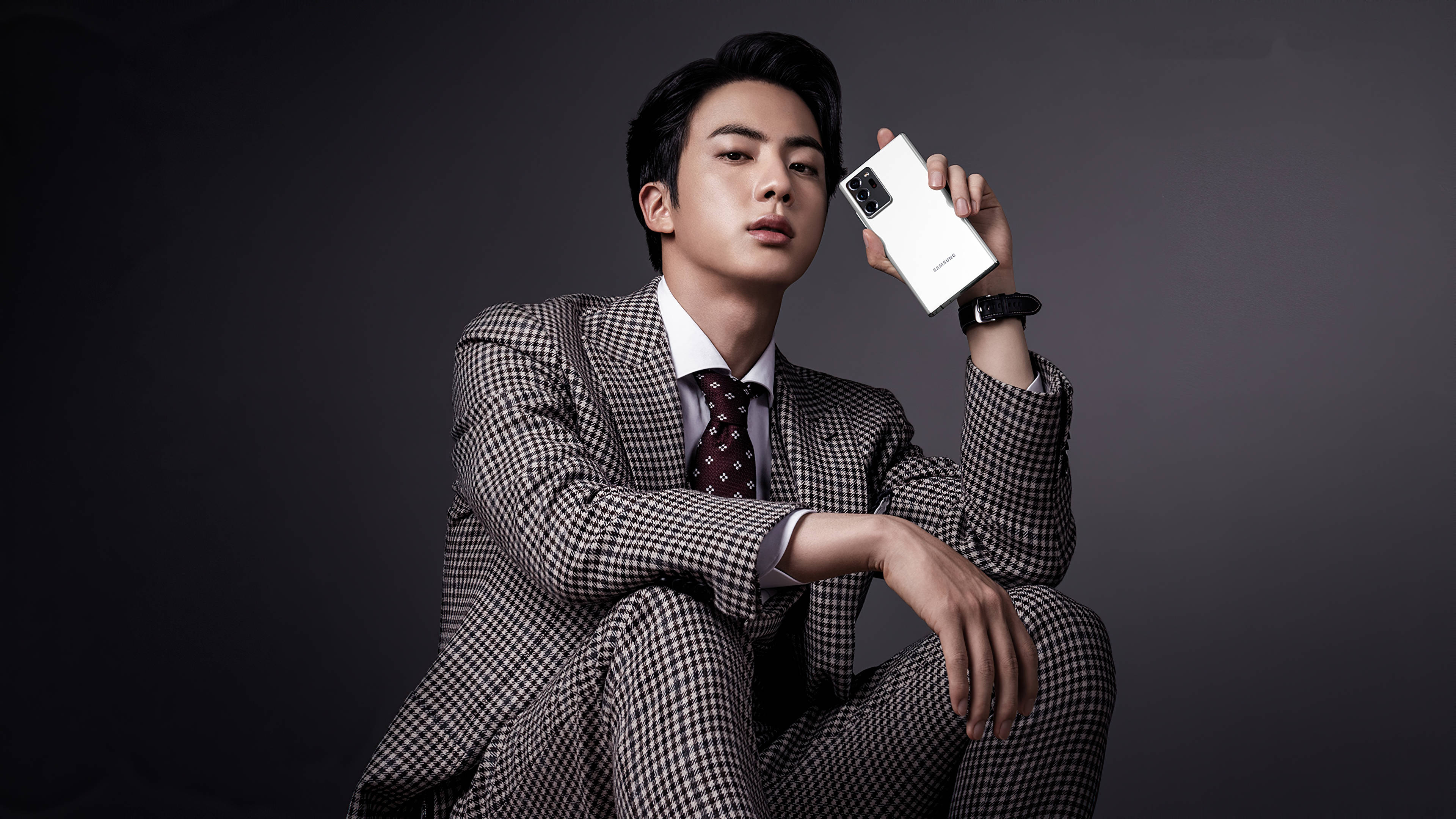 Thẩm Mỹ Bts Jin Tạo Dáng Cùng Điện Thoại Hình nền