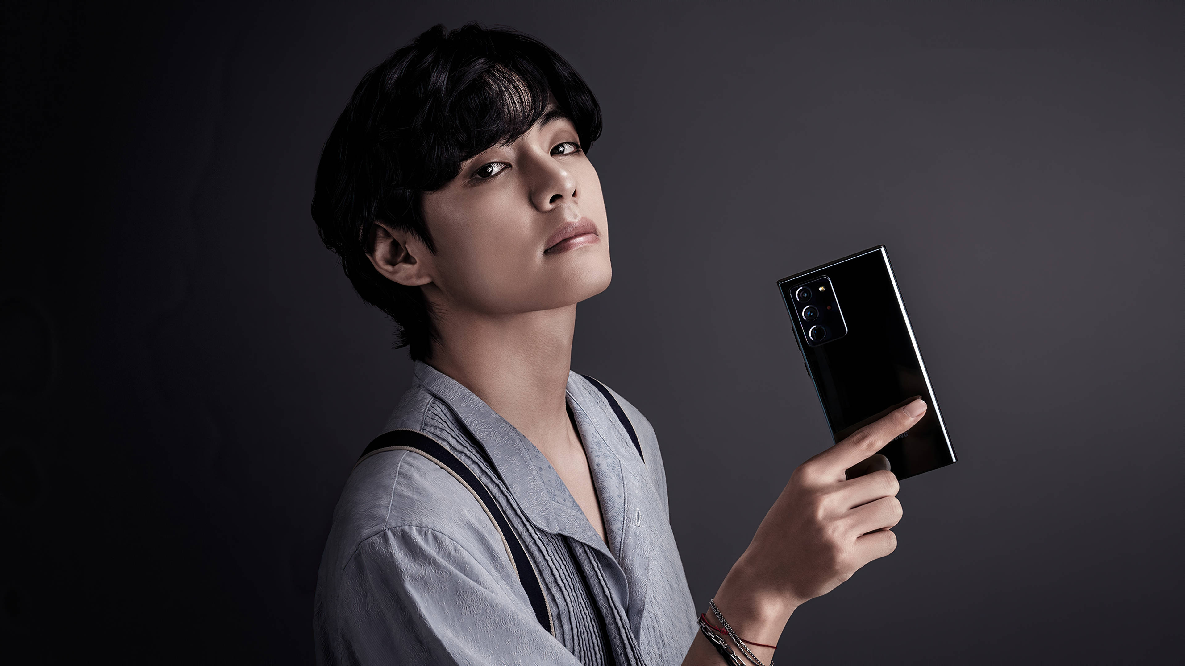 Thẩm Mỹ Bts V Tạo Dáng Cùng Điện Thoại Hình nền