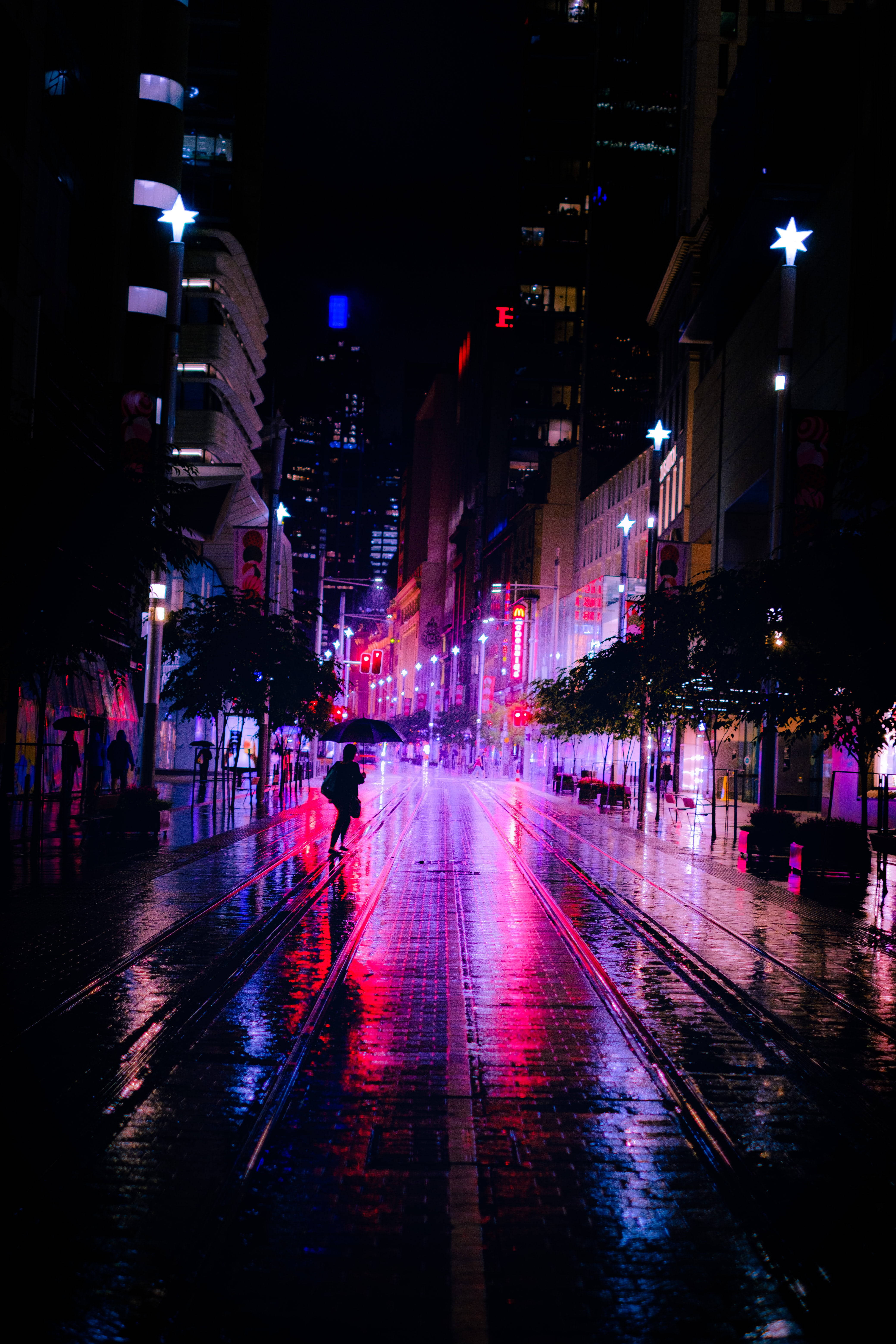 Thành phố neon tối trong mưa Hình nền