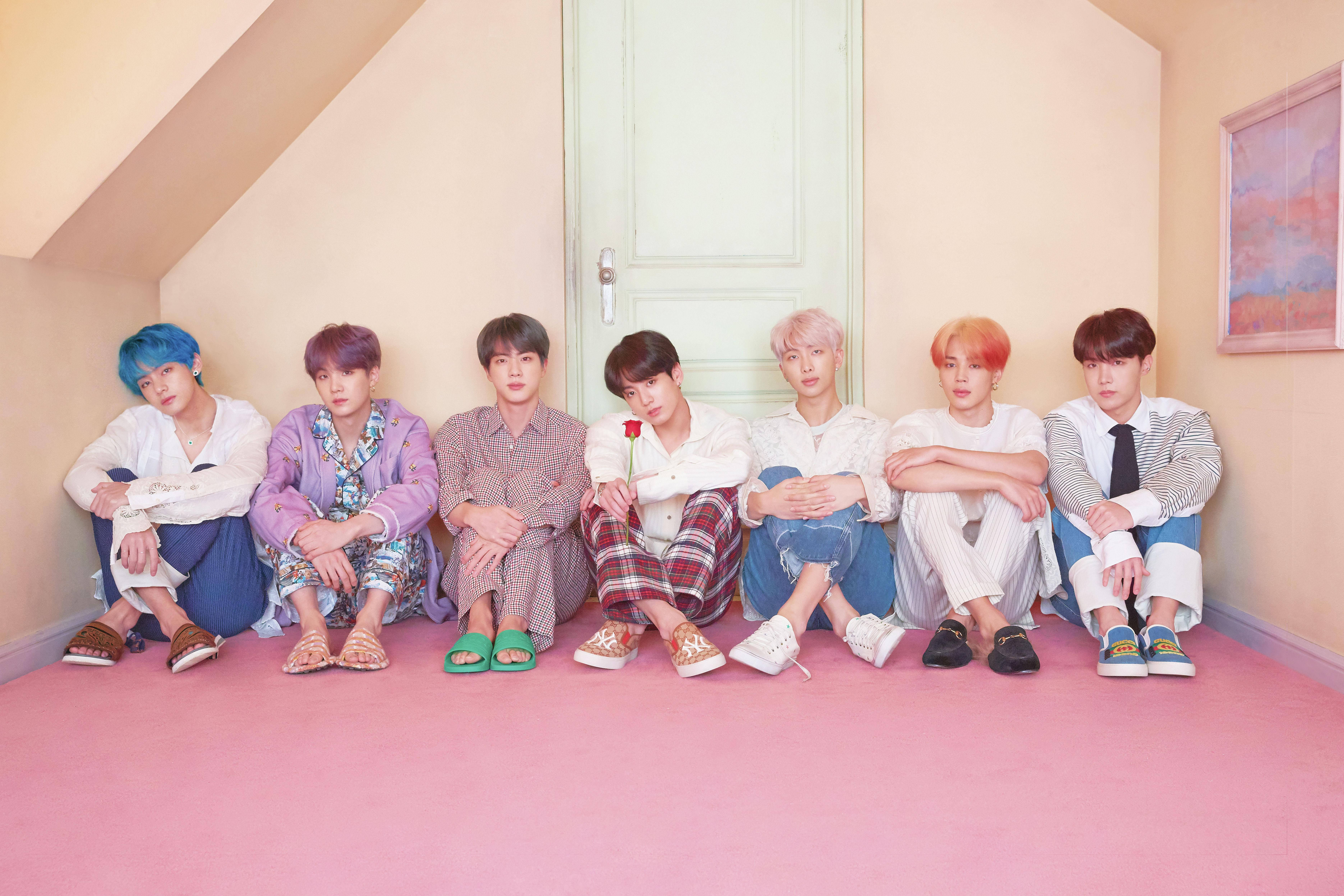 Thành viên BTS Ngồi Trước Cửa Hình nền