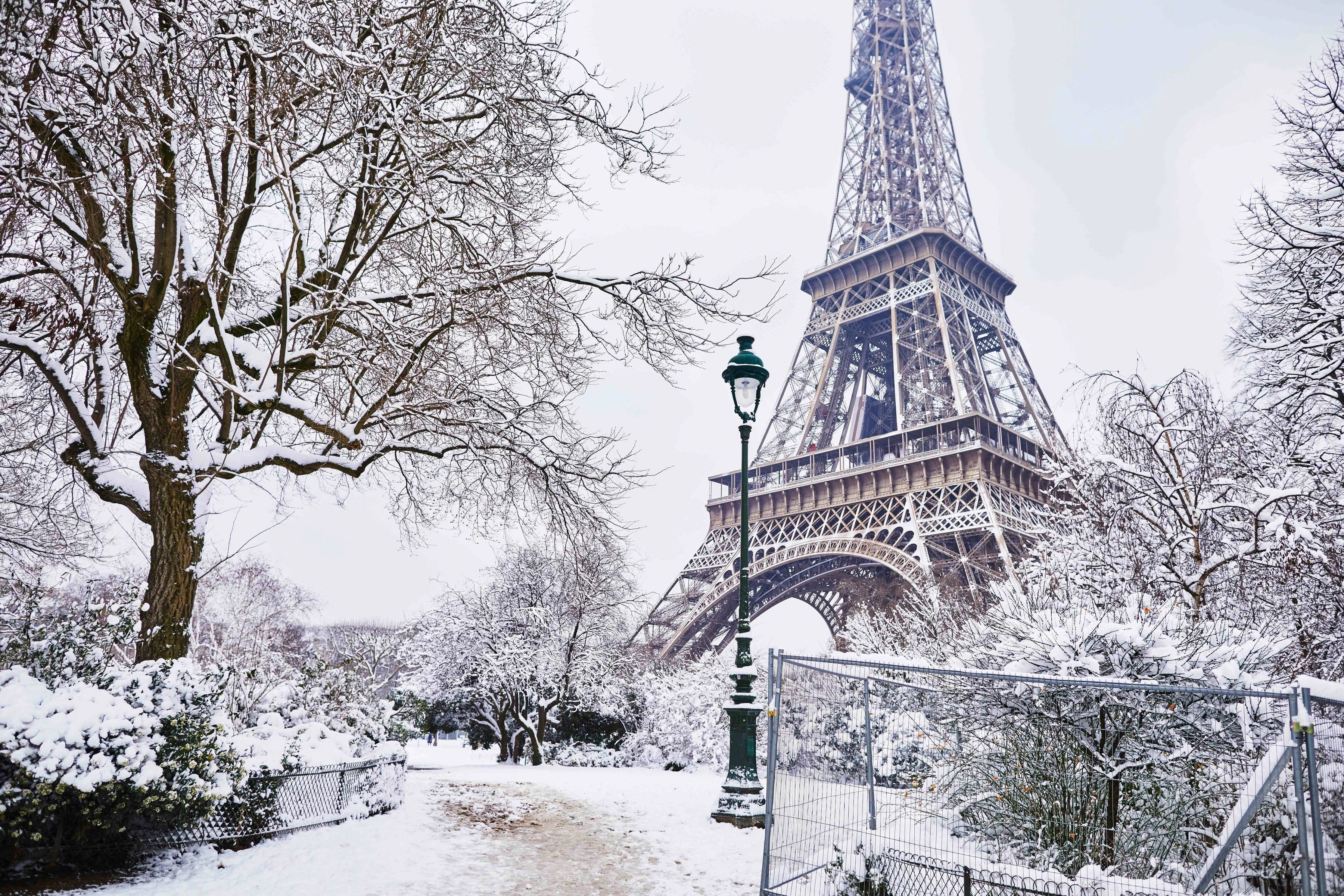 Tháp Eiffel trong mùa đông lạnh Hình nền