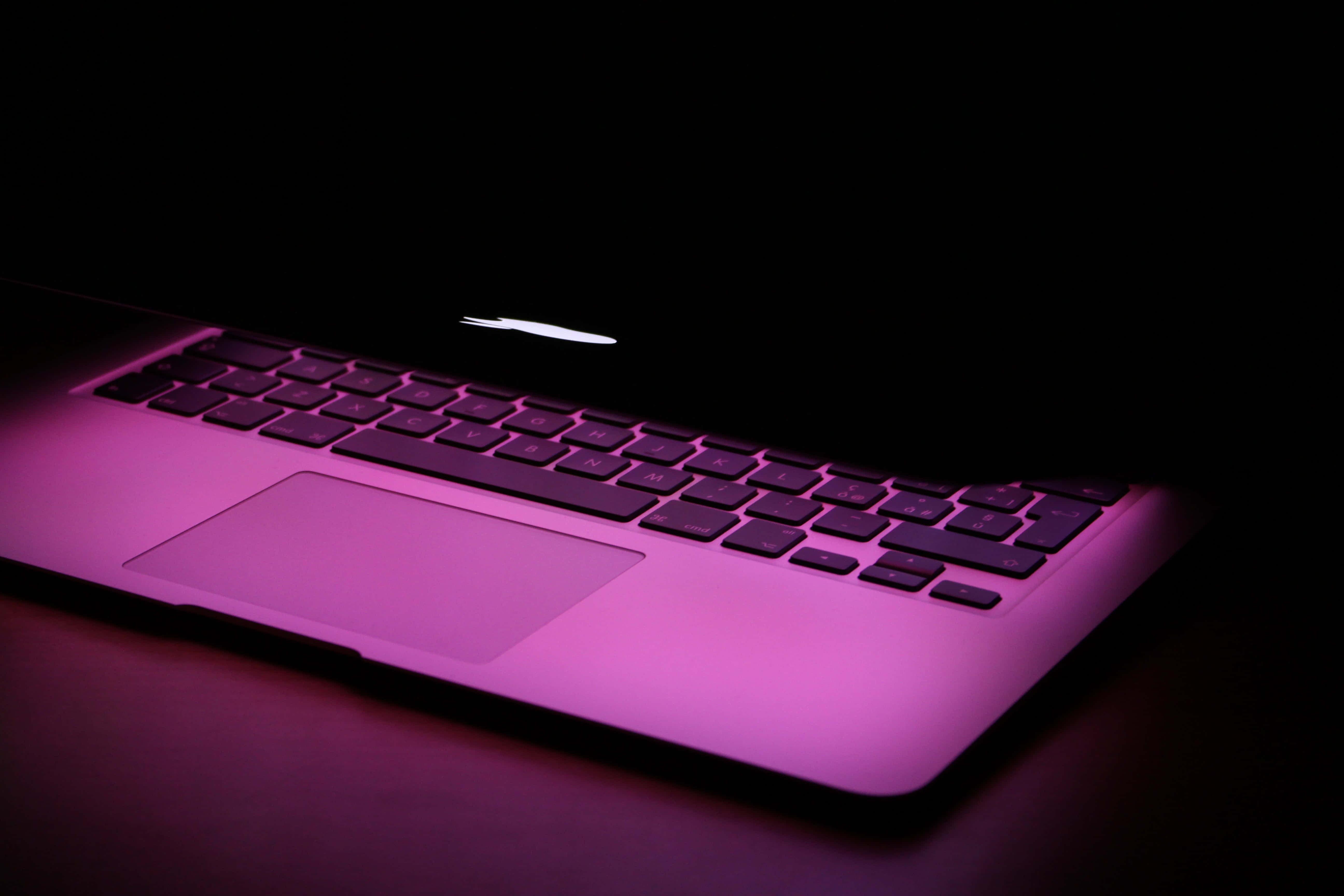 Thiết kế thẩm mỹ tối giản với laptop Macbook Hình nền