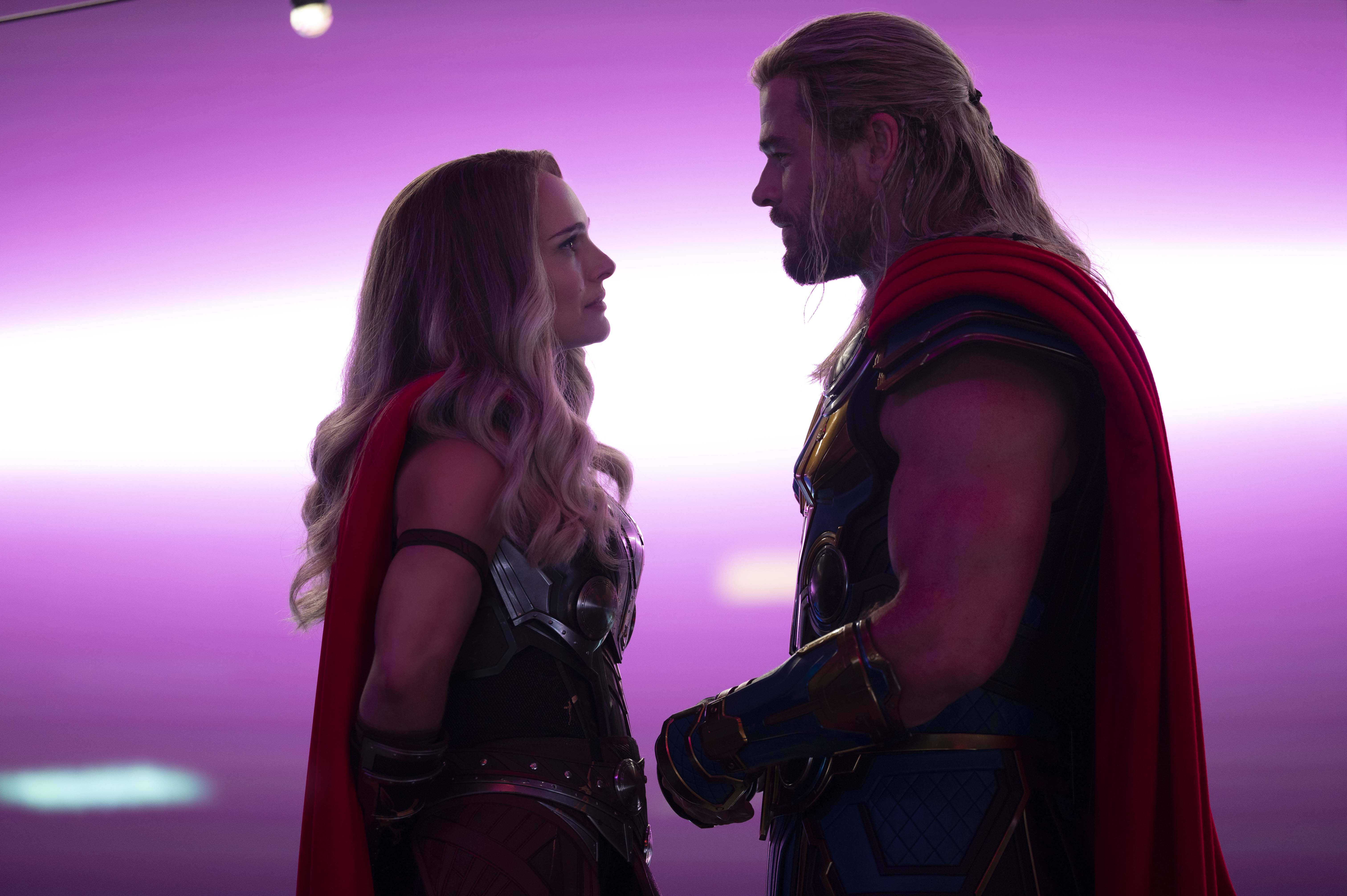 Thor Tình Yêu và Sấm Sét: Đôi Tình Nhân Đoàn Tụ Hình nền