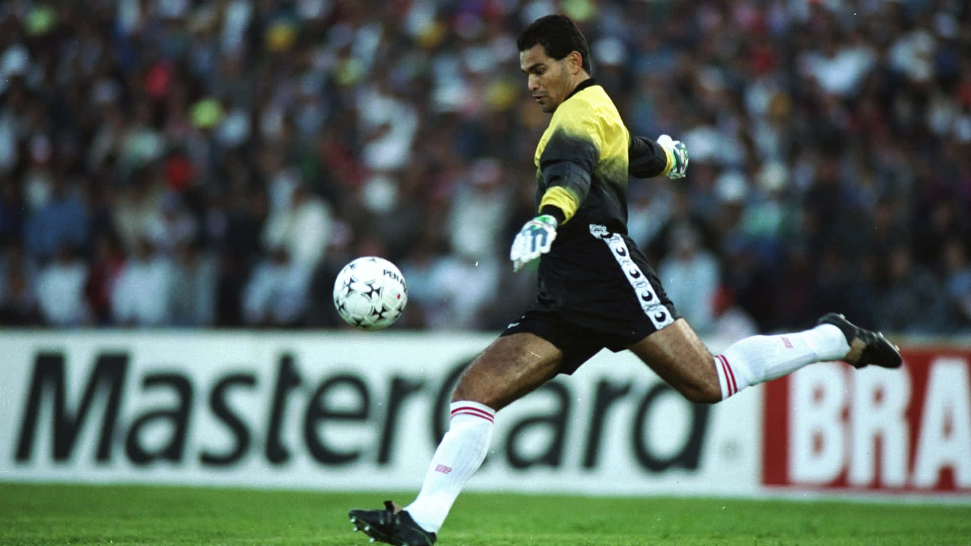 Thủ môn đội tuyển Paraguay Jose Luis Chilavert đang sút bóng Hình nền