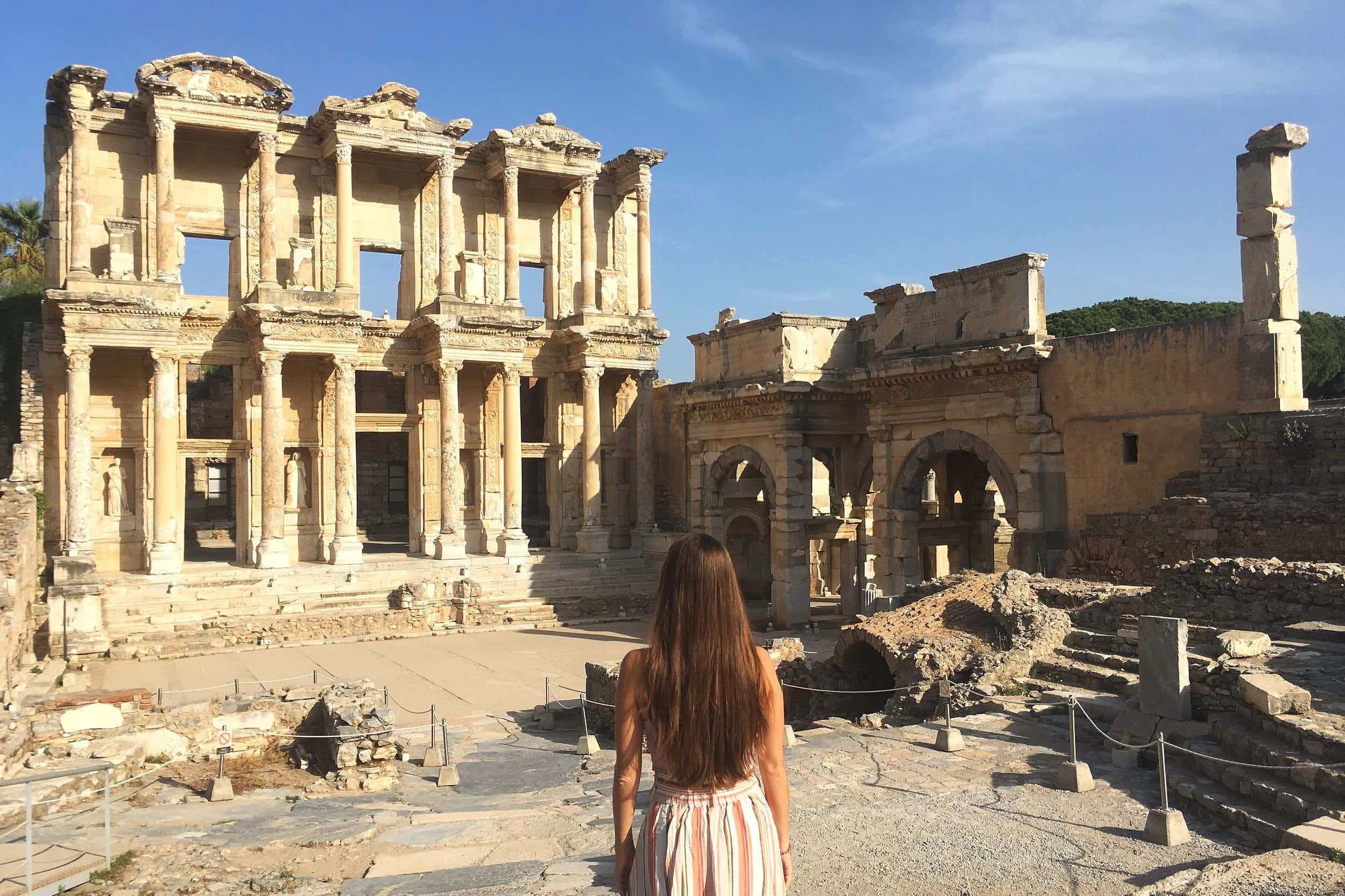 Thư viện Celsus Phụ nữ nhìn tàn tích Hình nền