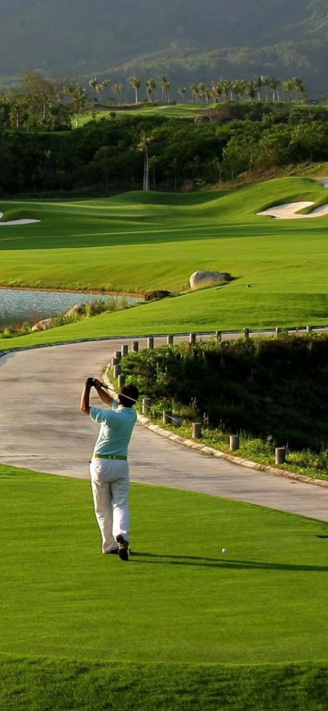 Thực hiện cú swing trên sân golf tuyệt đẹp này Hình nền