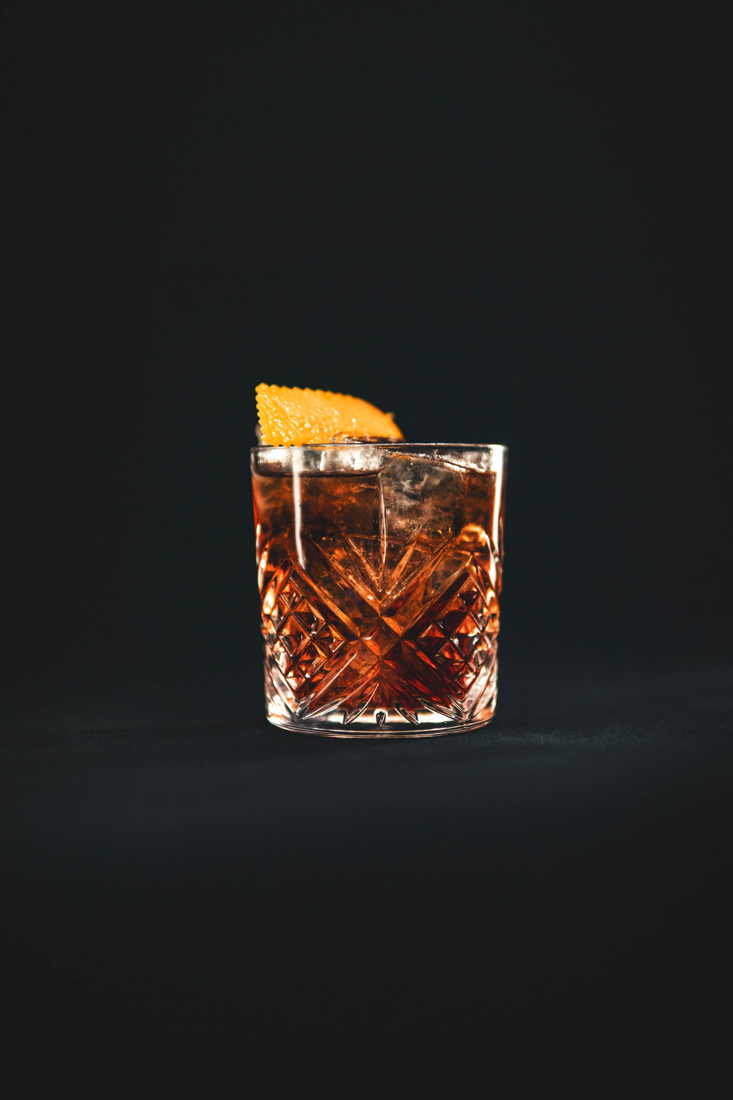 Thưởng Thức Những Nốt Hương Tinh Tế Của Rượu Bourbon Whiskey Hình nền