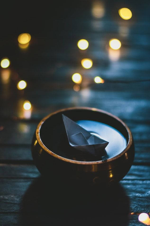 Thuyền Origami Nổi Trong Bát