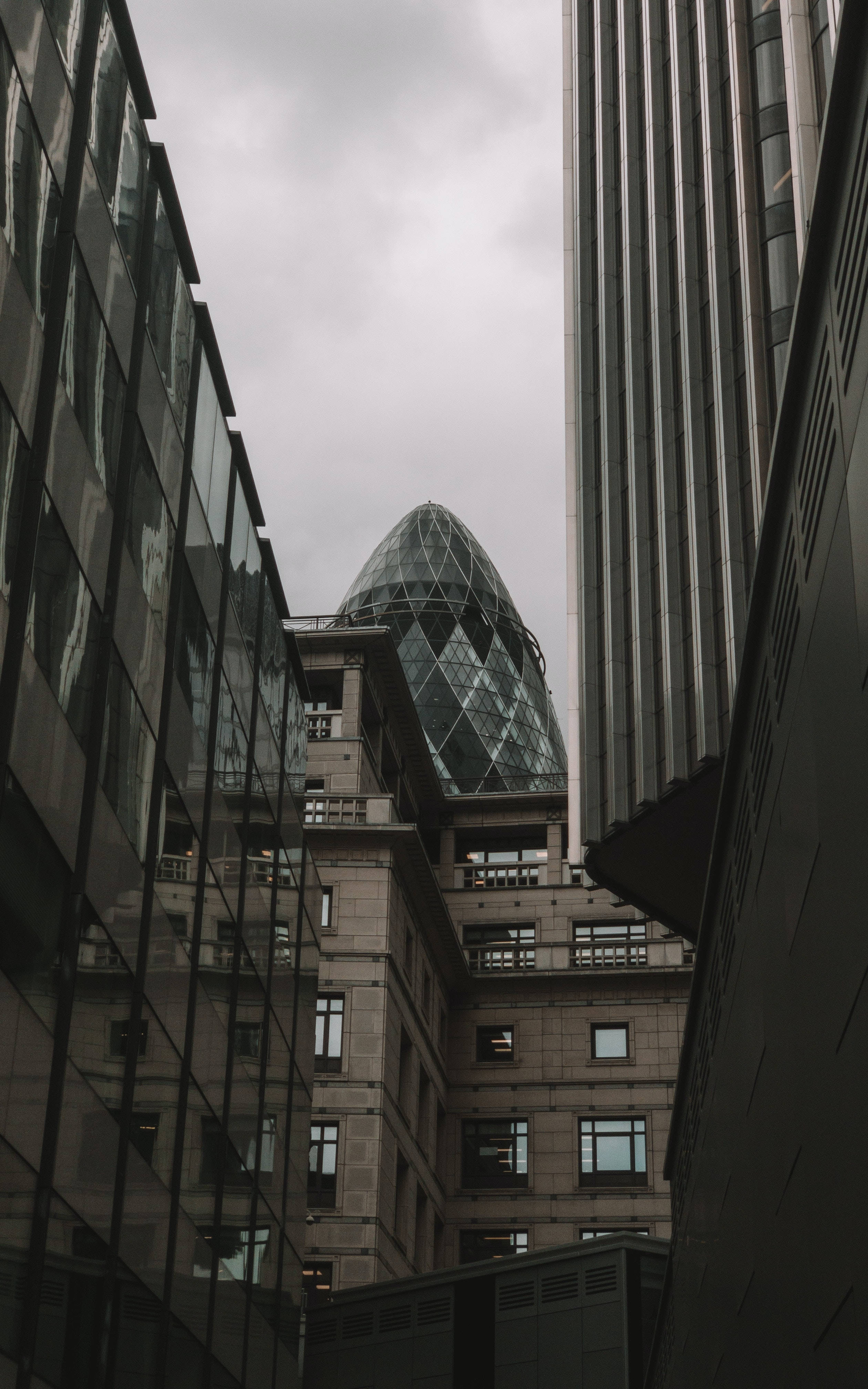 Tòa Nhà Gherkin Giữa Các Cao Ốc Hình nền