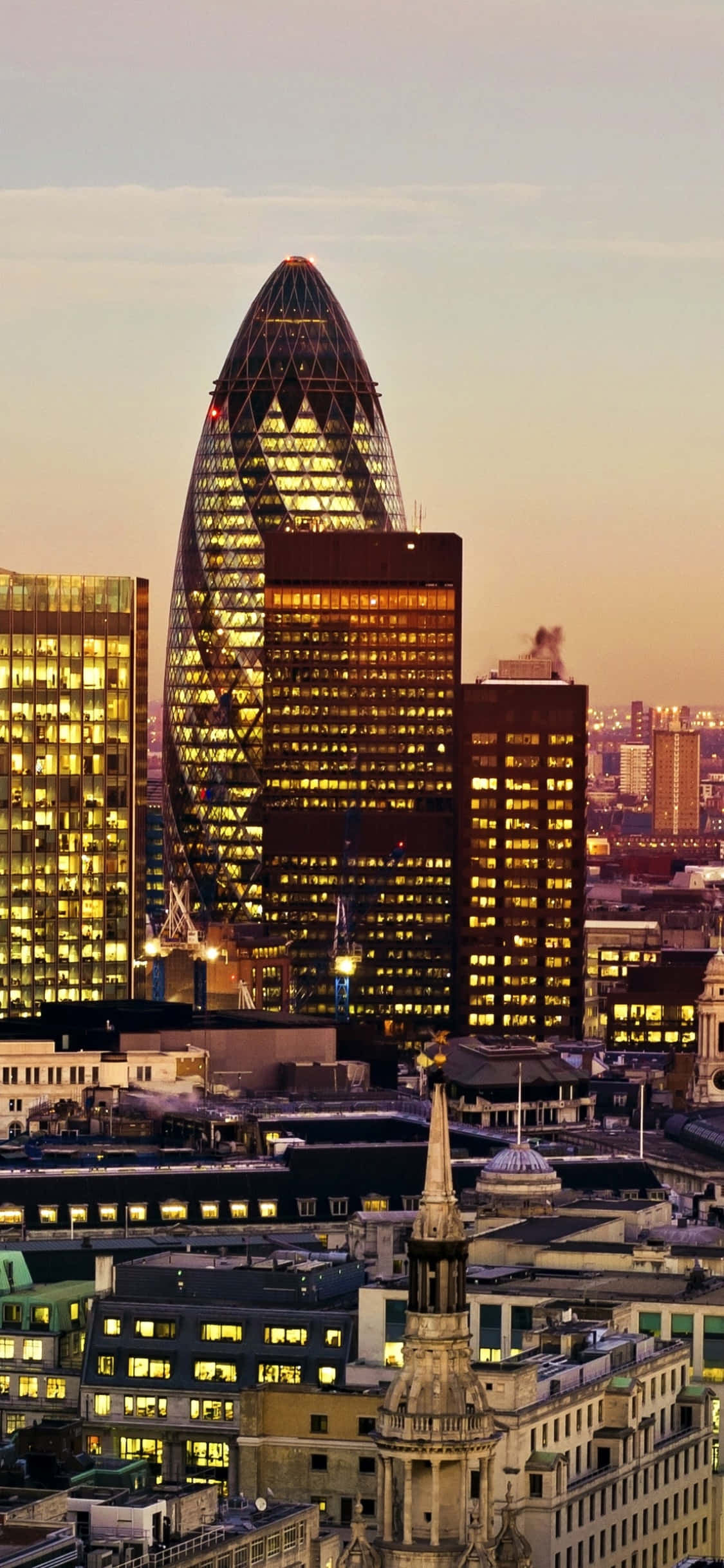 Tòa nhà Gherkin và các tòa nhà chọc trời khác trong sương mù Hình nền