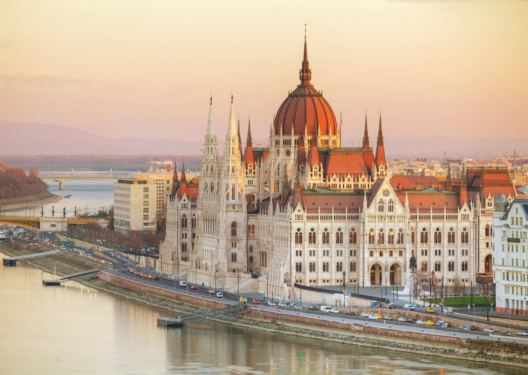 Tòa nhà Quốc hội Hungary nhìn từ dòng sông Hình nền