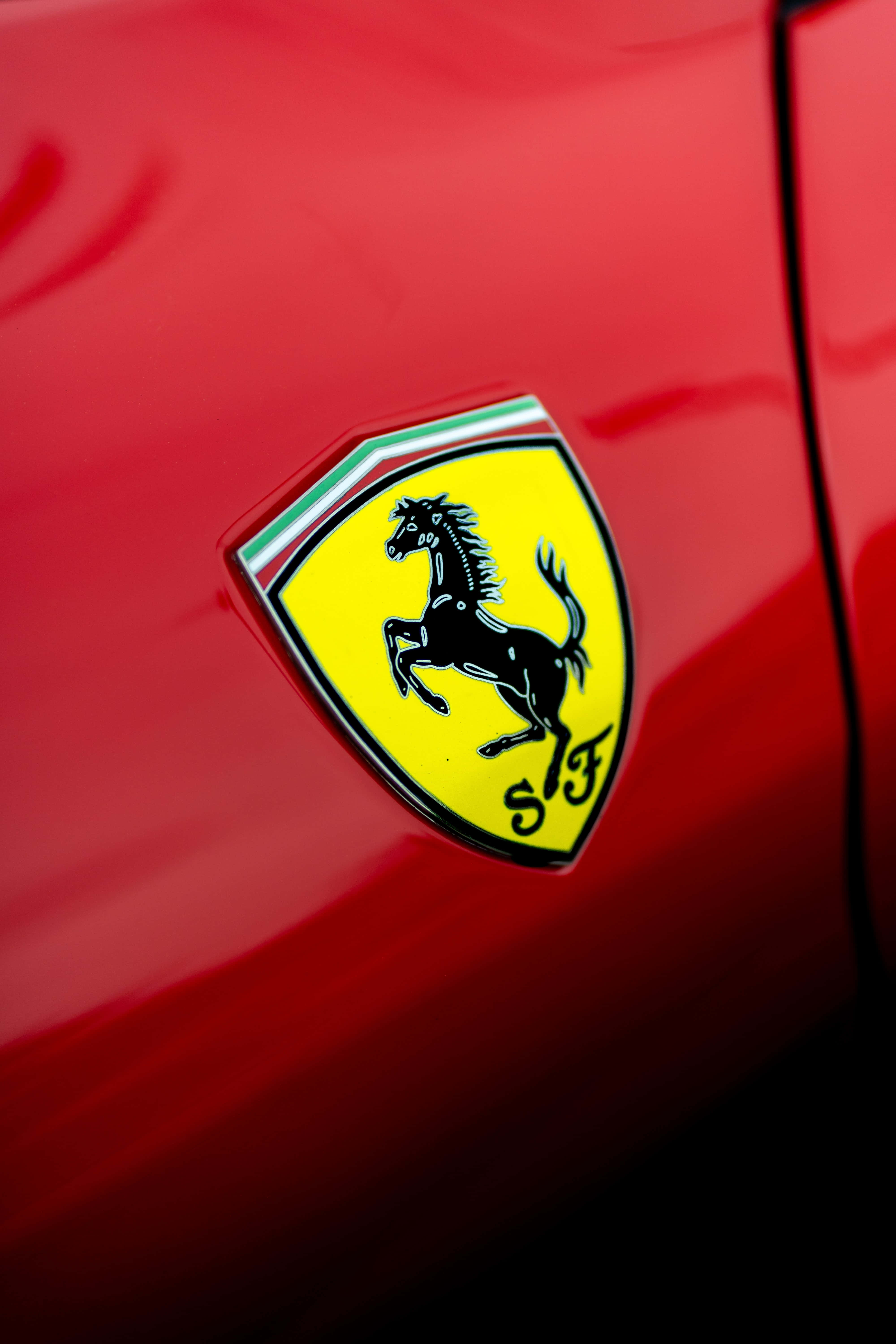 Tốc độ thống trị - Một chiếc Ferrari ấn tượng trên đường đua Hình nền
